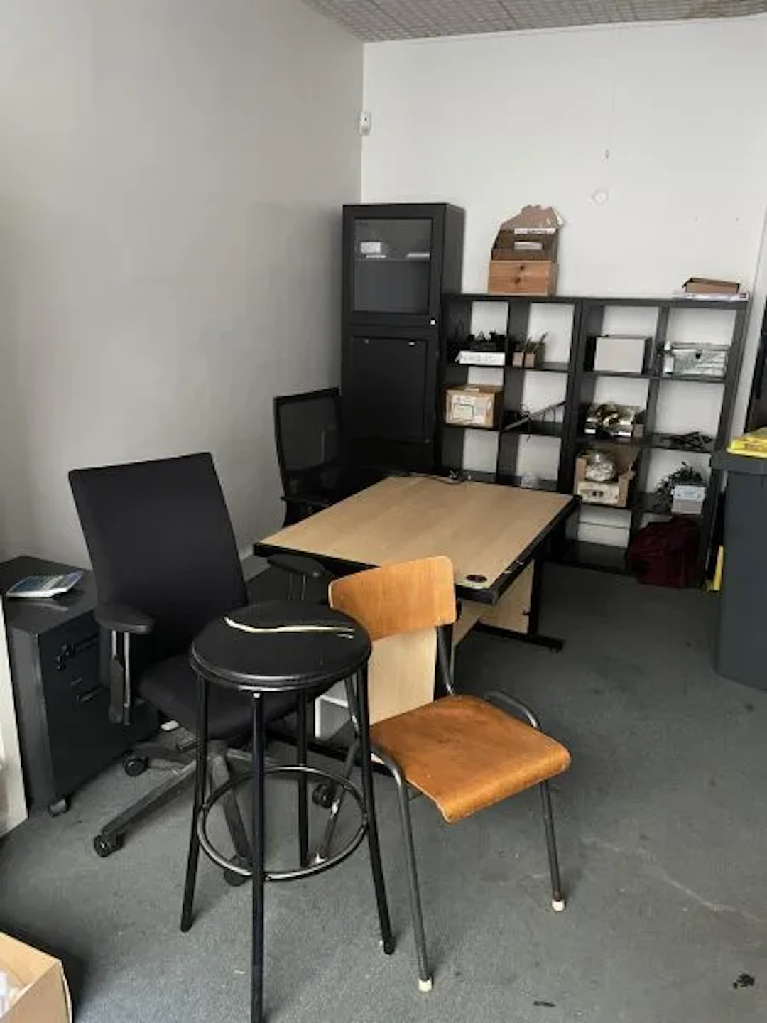 Ensemble de mobilier de bureau comprenant : - Lot 126