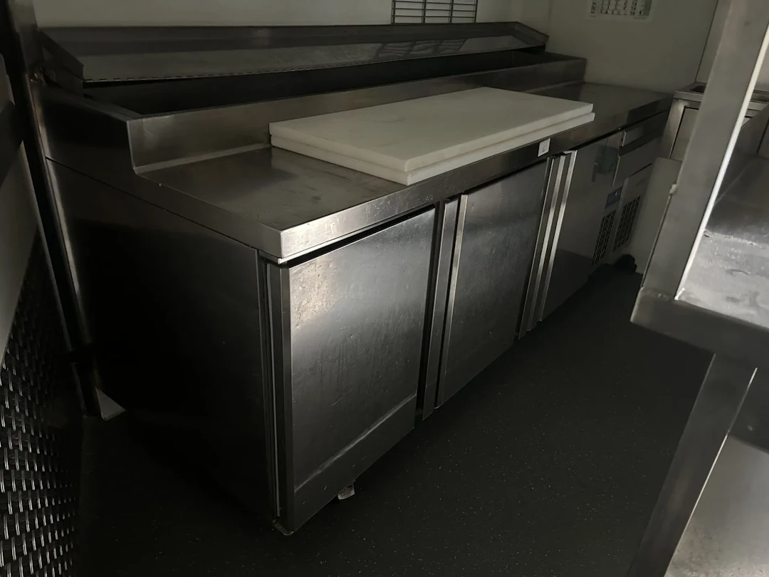Tour réfrigéré 3 portes saladette INFRECO - Lot 135