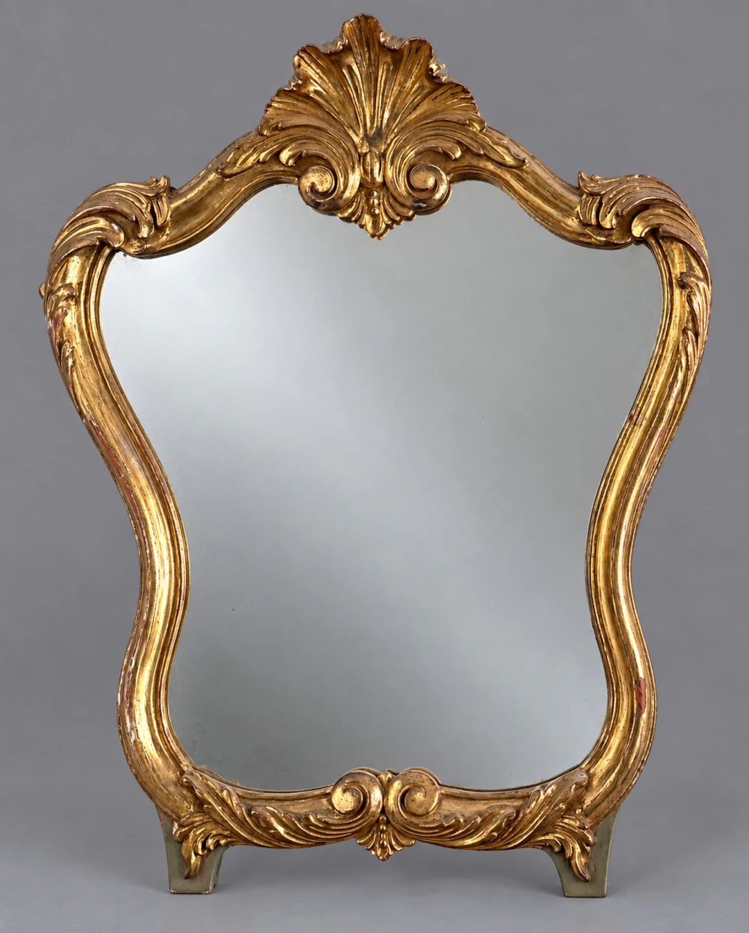 Carved and gilded wooden mirror with a scroll-cut frame, top - Lot 234