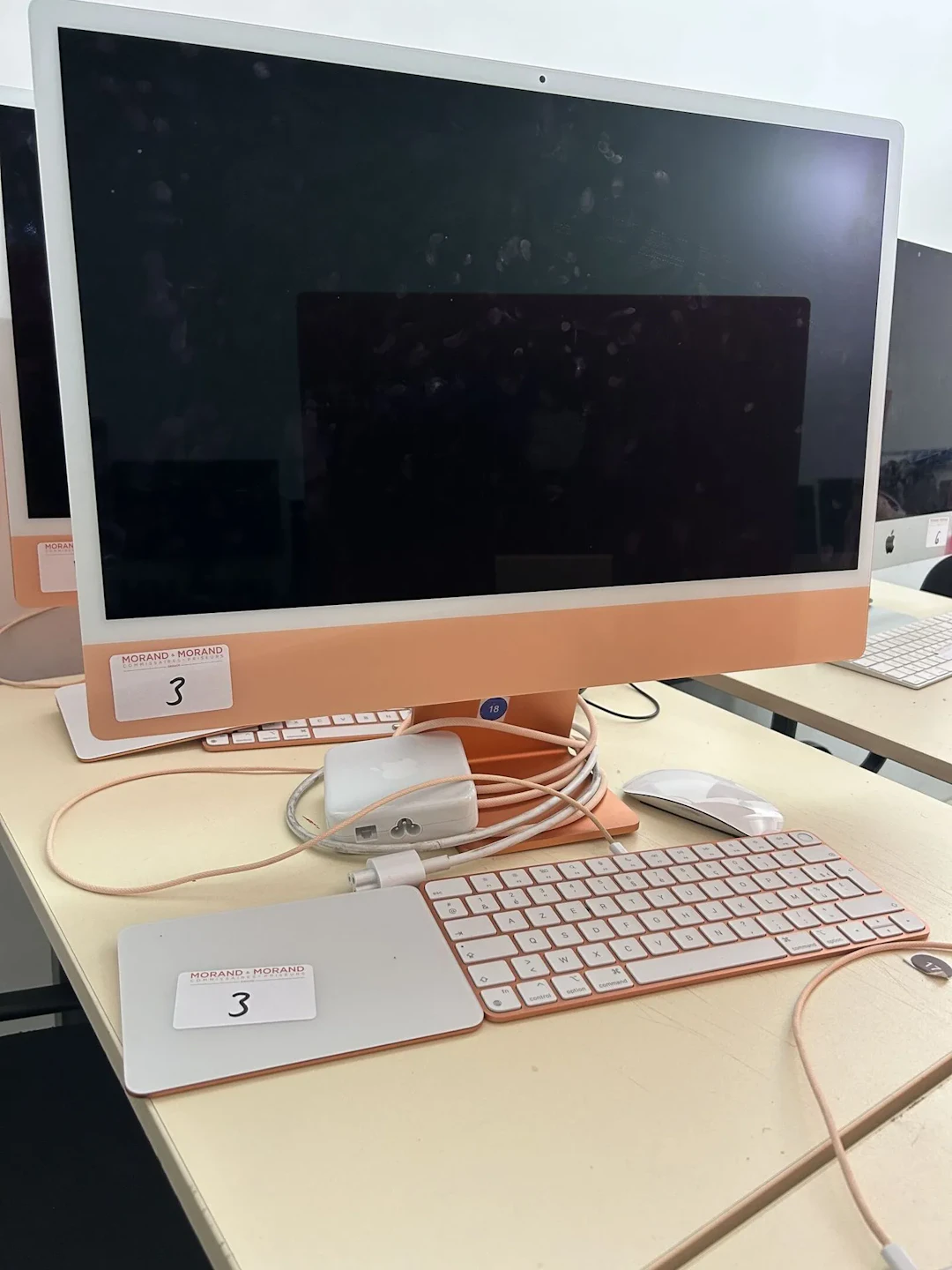 1 iMac modèle A2873, numéro de série T74DH243Q5 - Lot 3