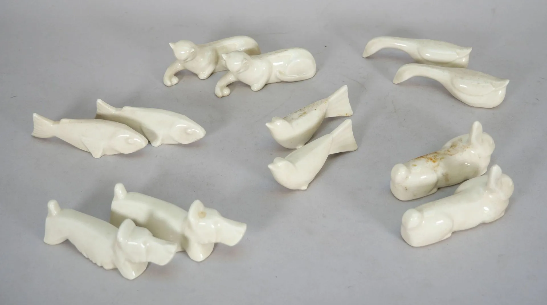 Suite of 12 enameled porcelain knife holders featuring duck, - Lot 169