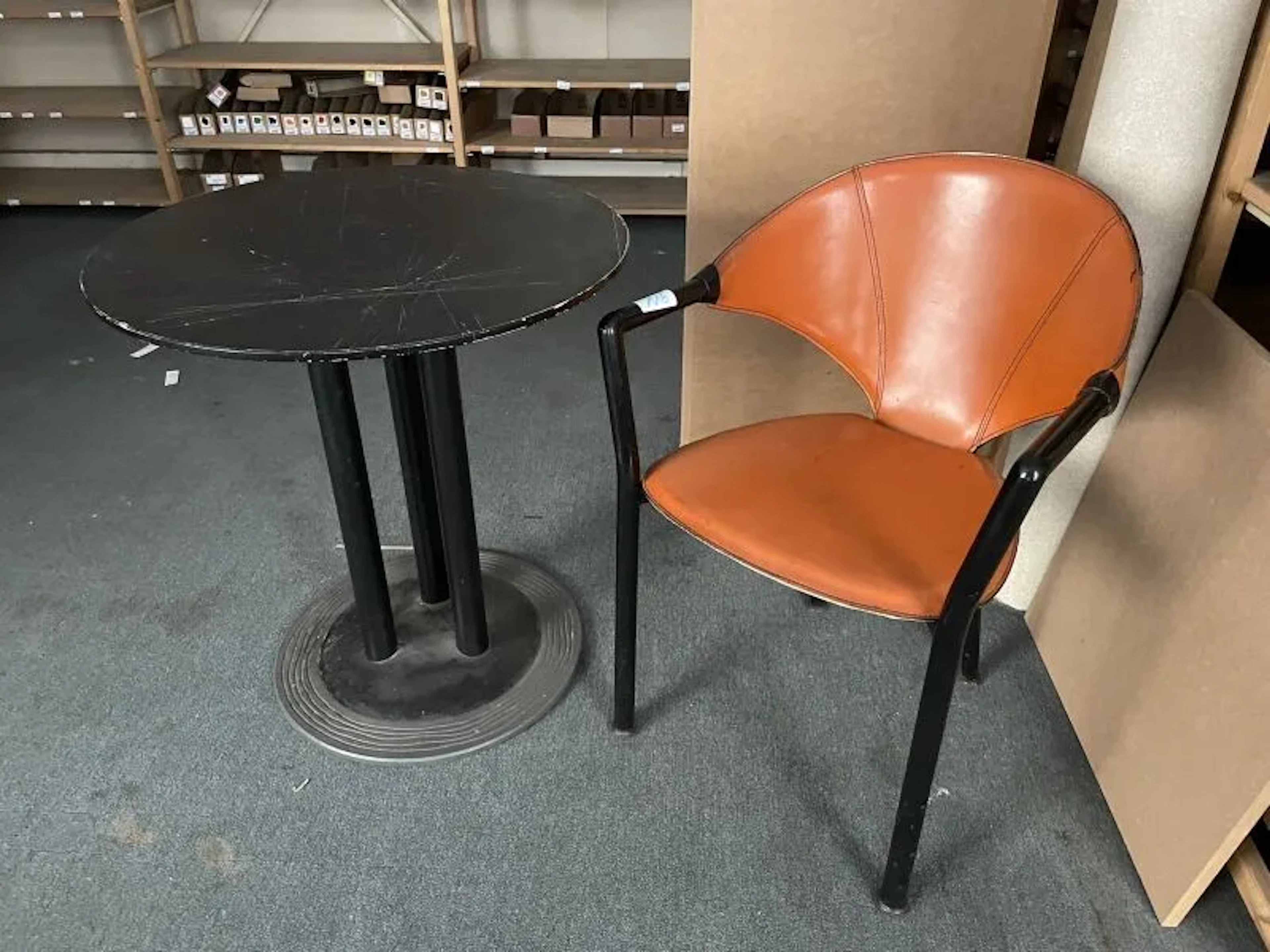 Fauteuil en Skaï orange et structure métallique laquée noire - Lot 116