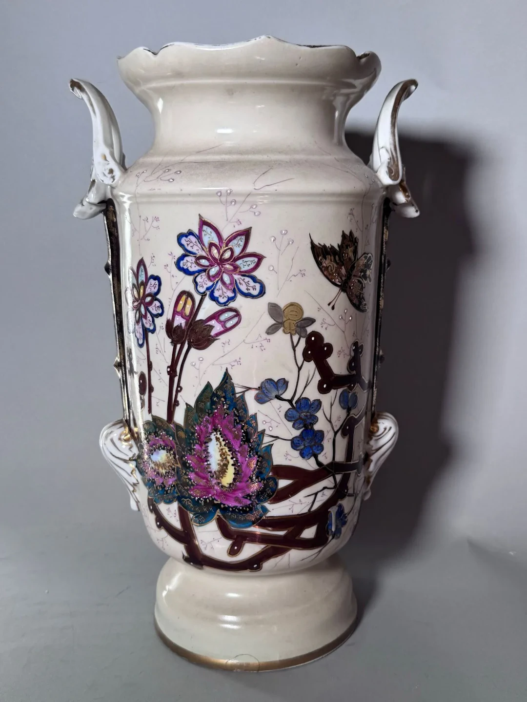 Porcelain cylindrical vase with polychrome decoration and go - Lot 168