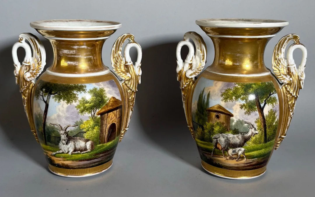 Pair of Paris porcelain baluster vases with swan-shaped hand - Lot 167