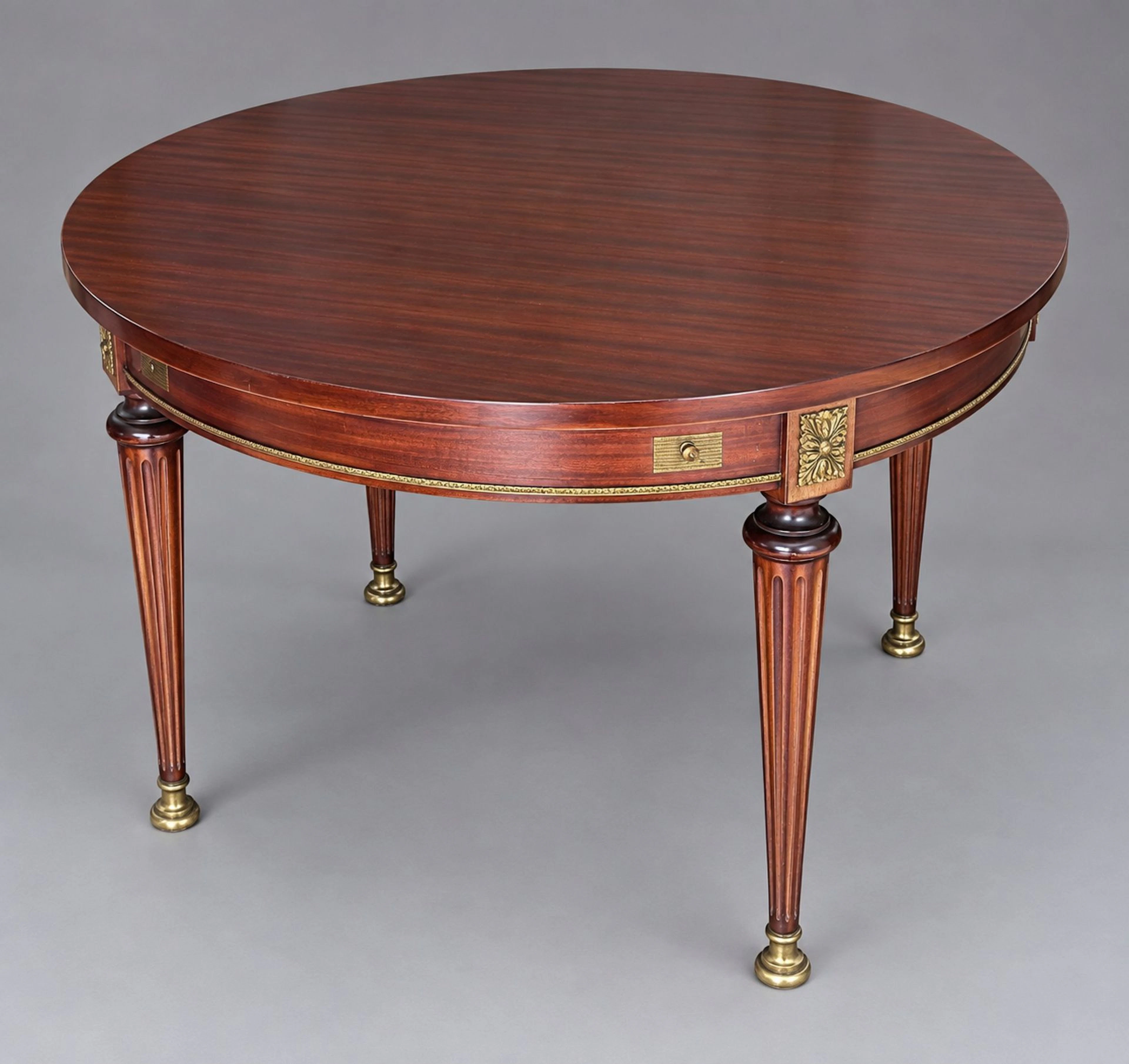 Dining table made of mahogany and mahogany veneer, with a ci - Lot 261