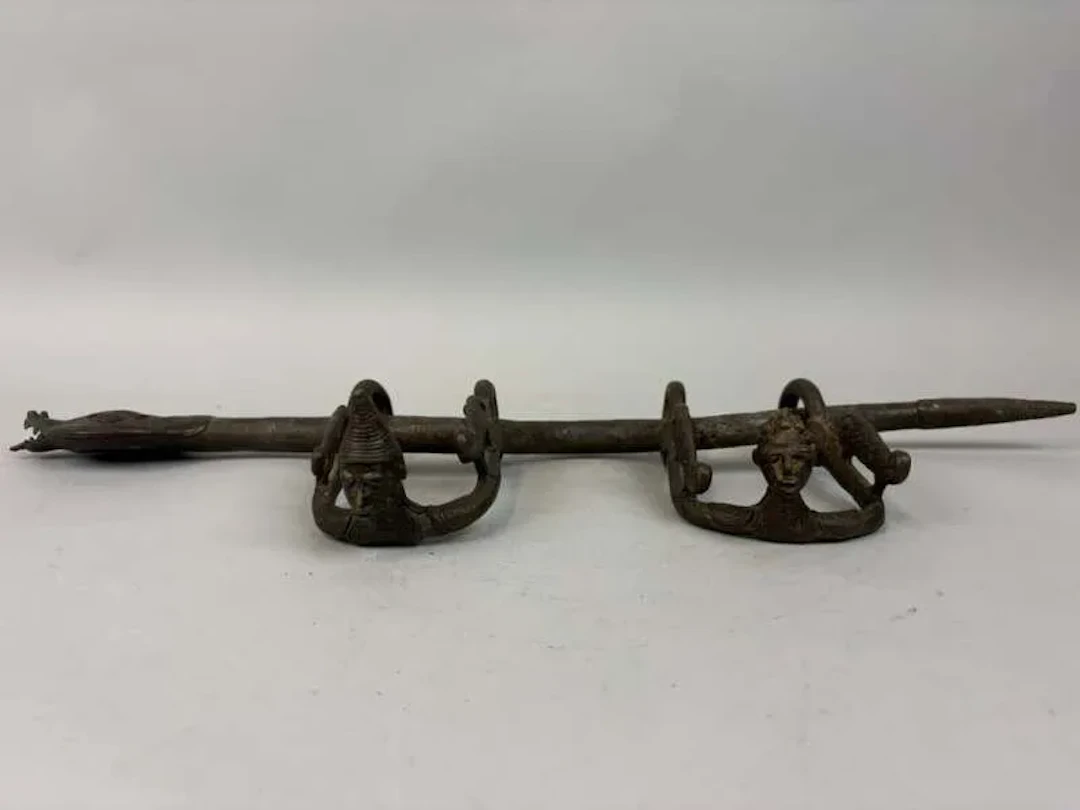 Decorative bronze object adorned with a reptile and featurin - Lot 225