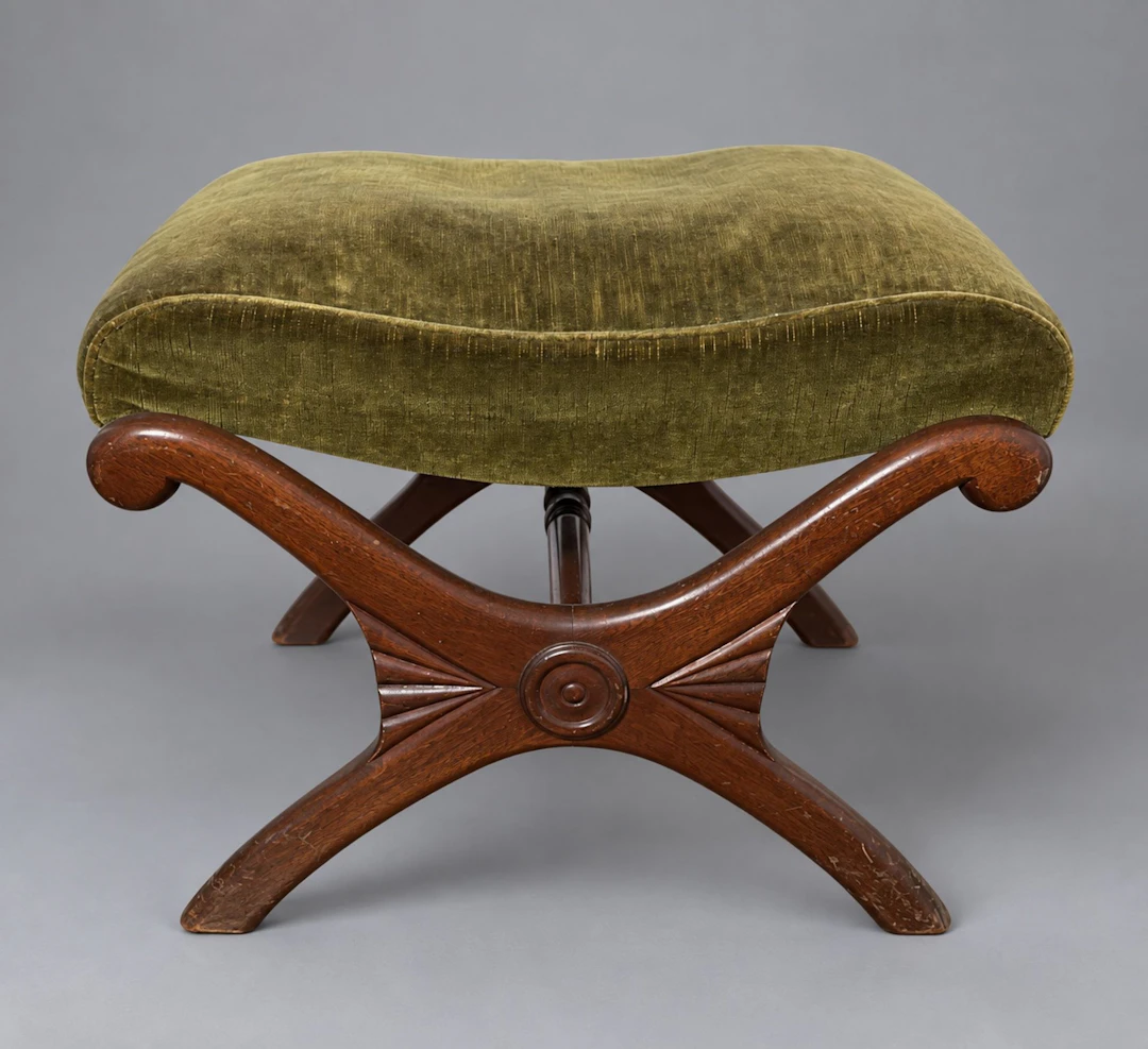 Mahogany stool with carved mahogany veneer featuring rosette - Lot 271