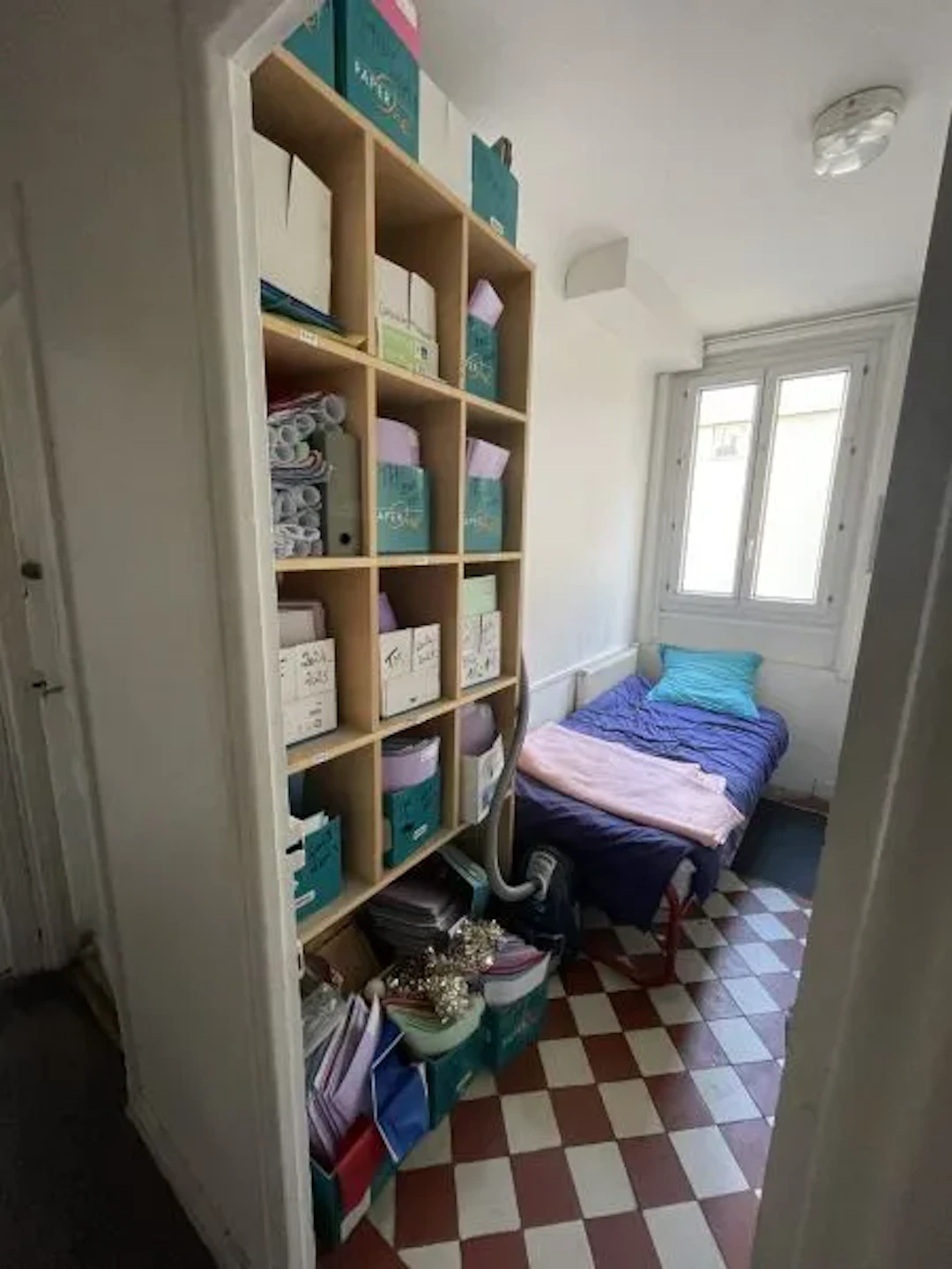 Ensemble de mobilier et papeterie comprenant: - Lot 11