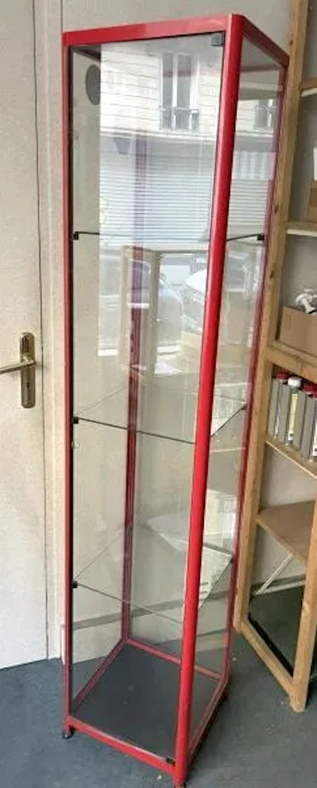Vitrine haute en métal laqué rouge BARTH, à 3 tablettes - Lot 119