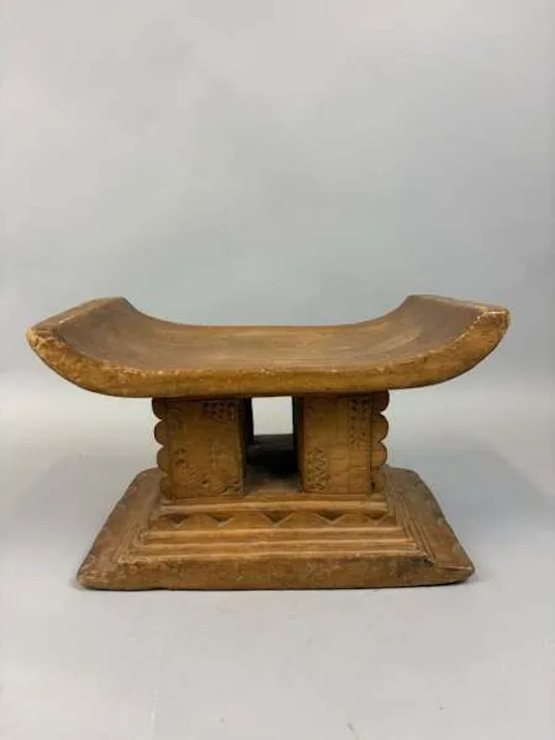 Stool with a curved seat - Lot 203