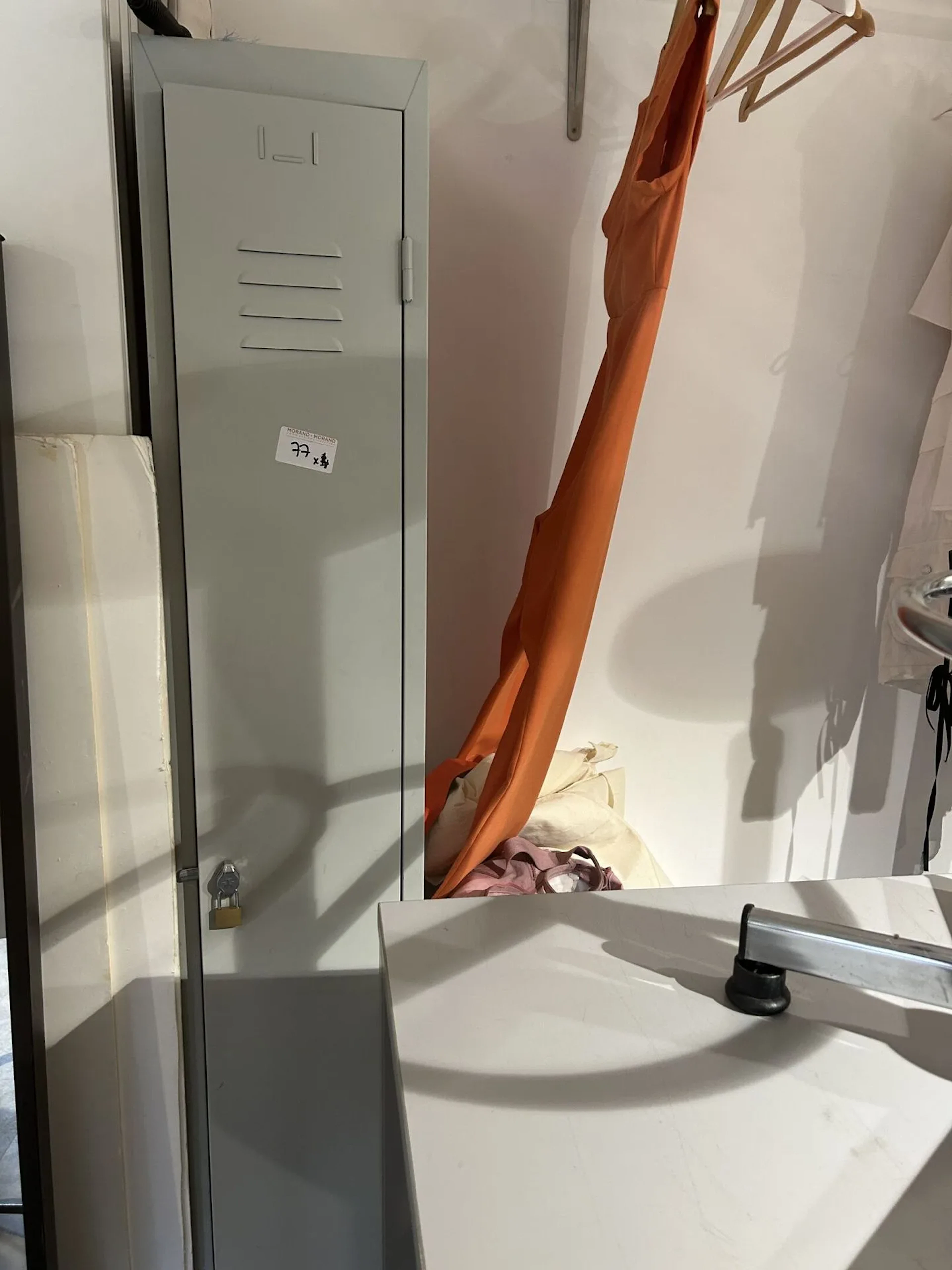 Réunion de 4 vestiaires métalliques en métal laqué vert-de-g - Lot 77
