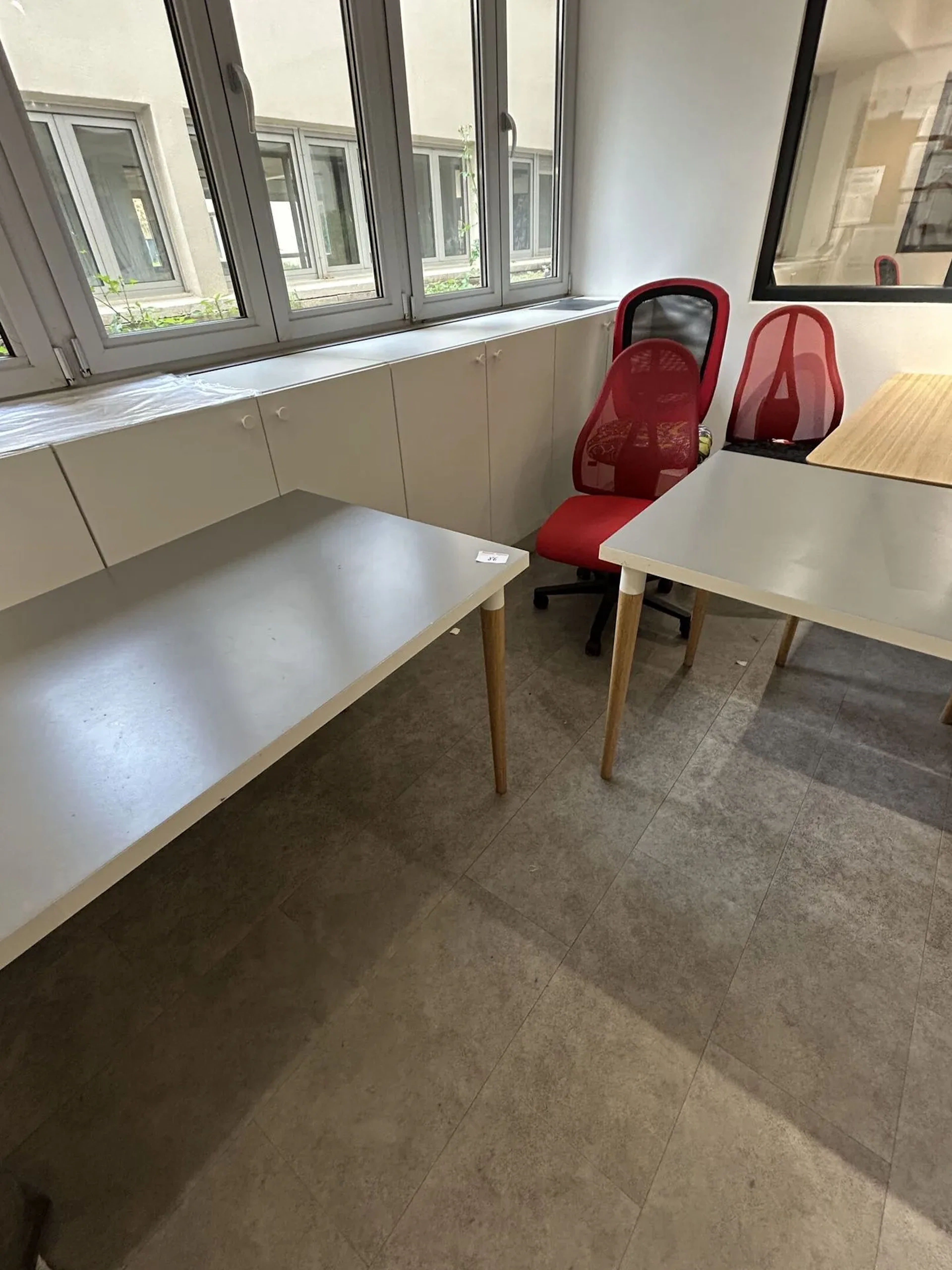 Mobilier de la salle "Service Pédagogique" comprenant : - Lot 86