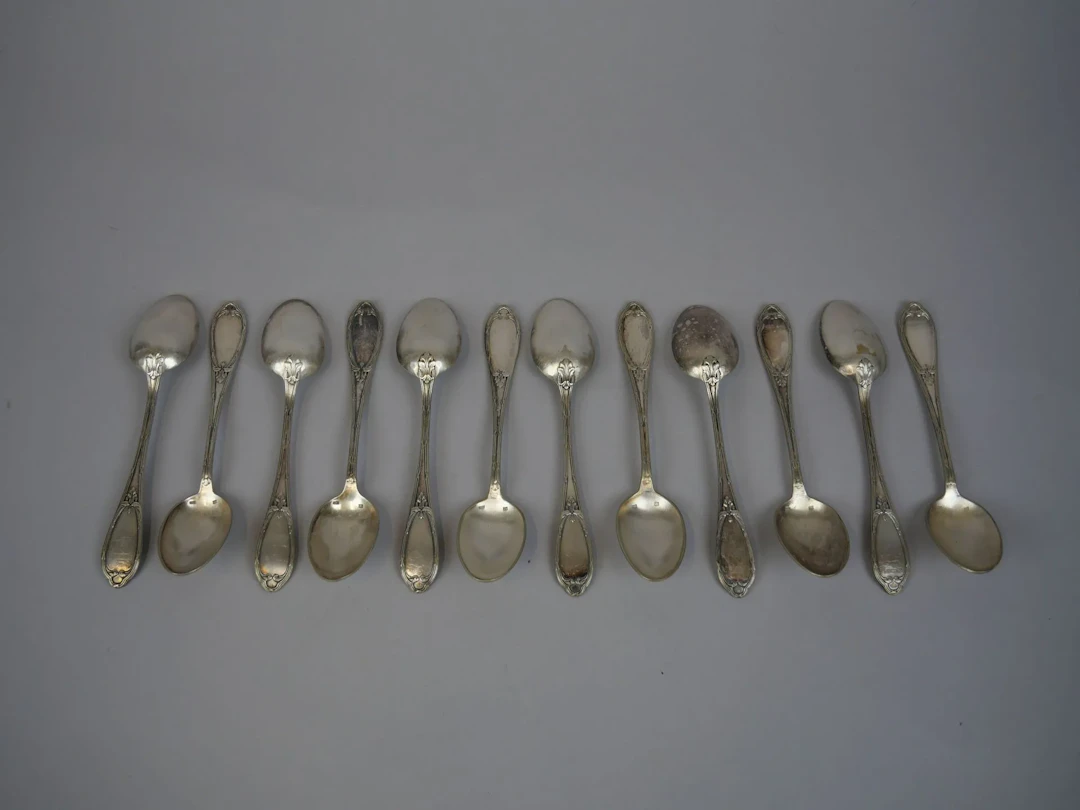 Set of 12 silver plated teaspoons decorated with ribbon-like - Lot 133