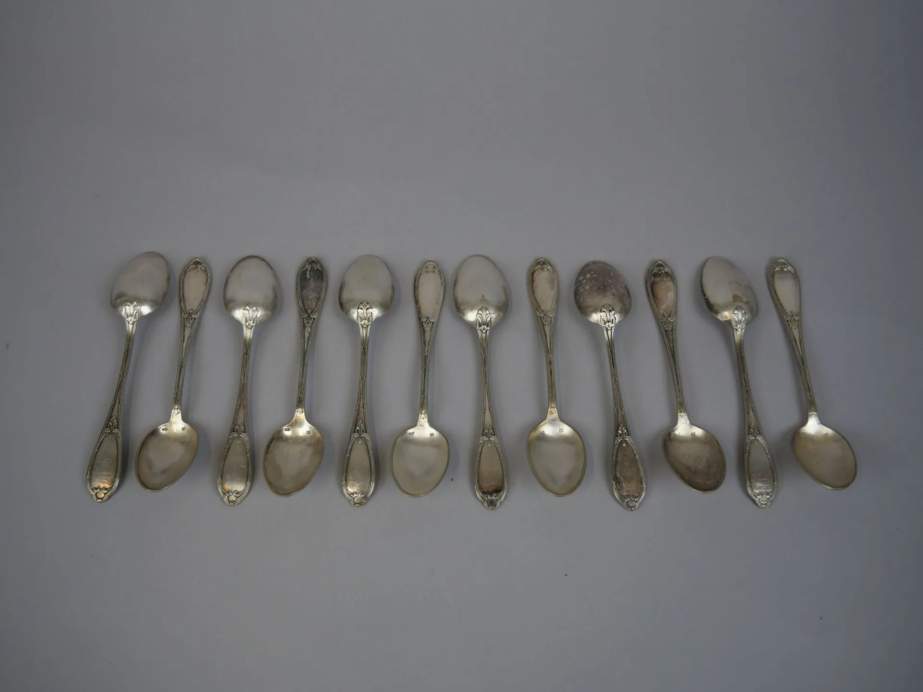 Set of 12 silver plated teaspoons decorated with ribbon-like - Lot 133