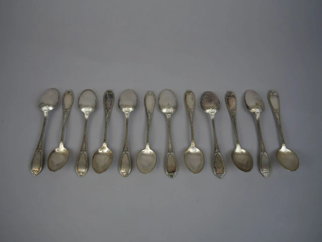 Set of 12 silver plated teaspoons decorated with ribbon-like - Lot 133