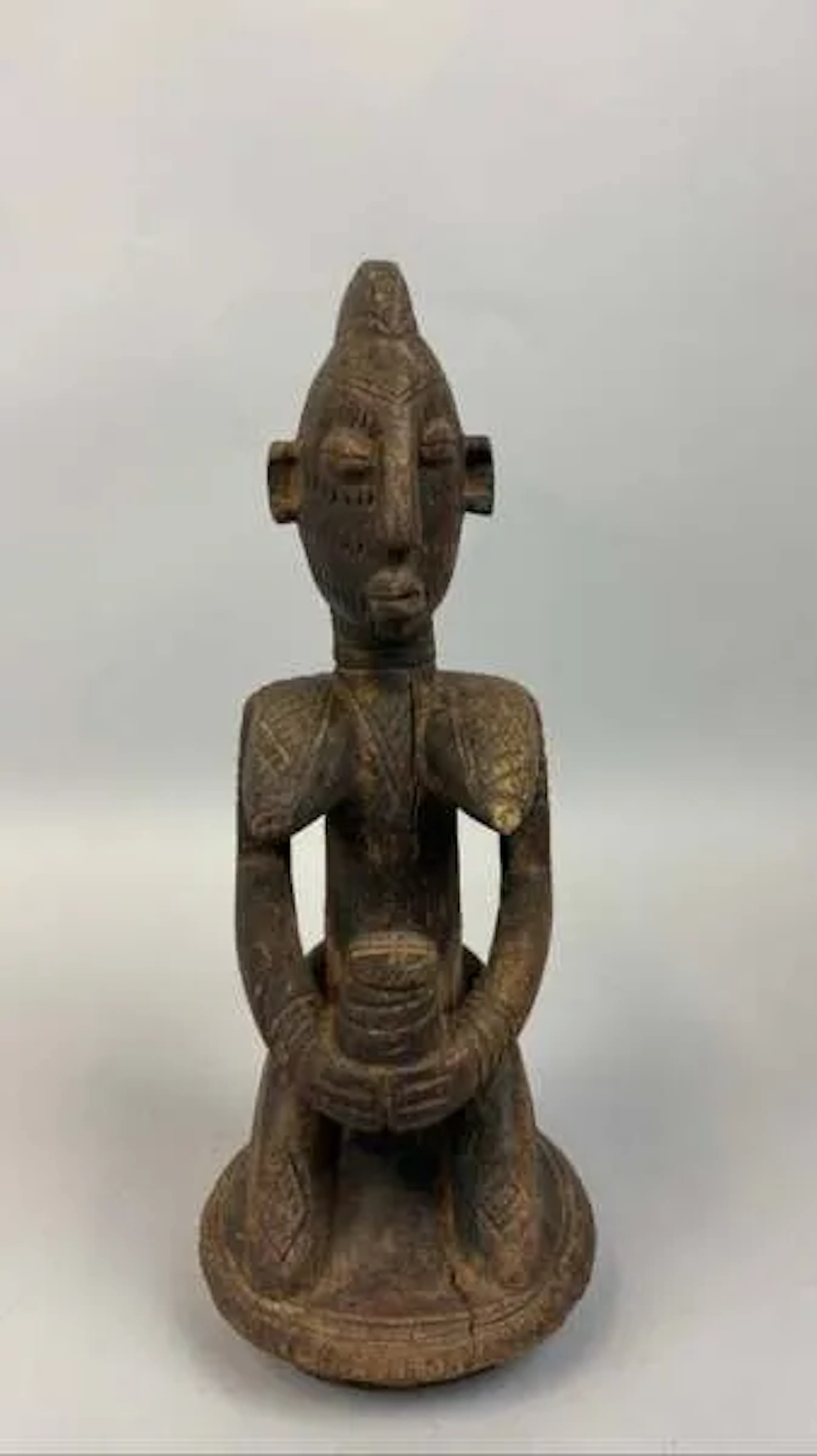 Carved wooden statue of a kneeling woman with a brown patina - Lot 239