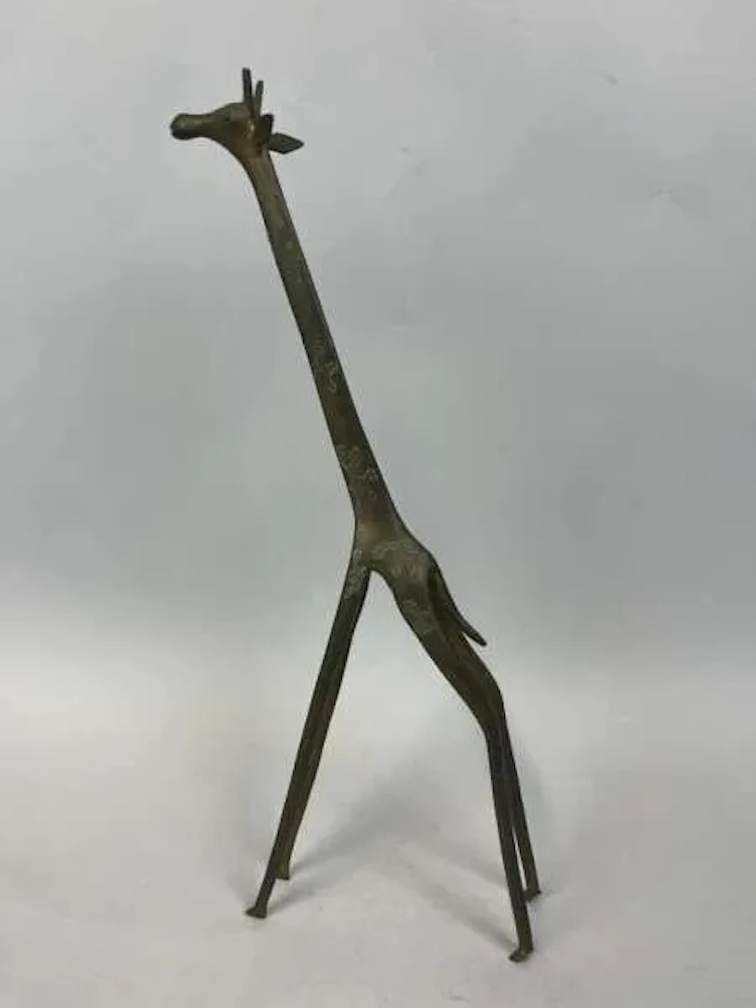 Bronze giraffe statuette with a brown patina, featuring a sl - Lot 207