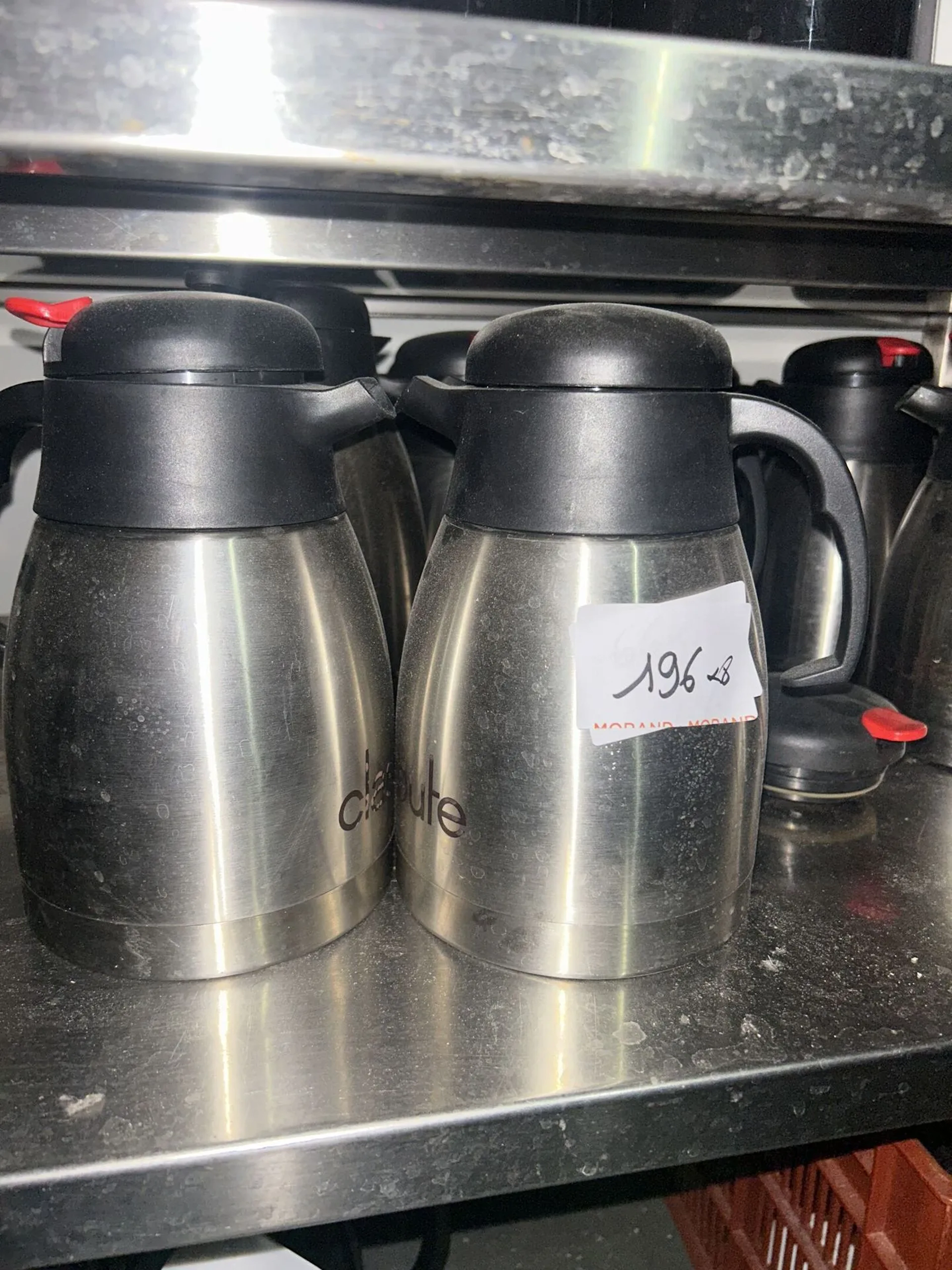 Réunion de 8 pichets isothermes inox - Lot 196