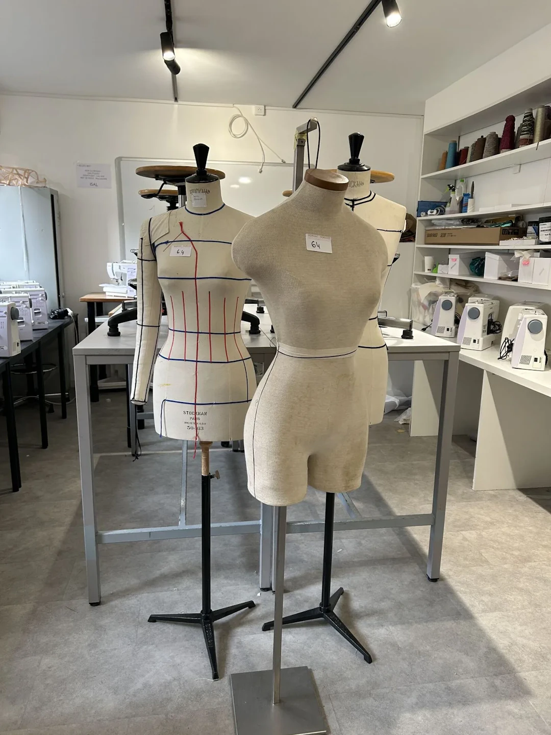 Réunion 3 mannequins femme en buste sur pied métallique (2 S - Lot 64