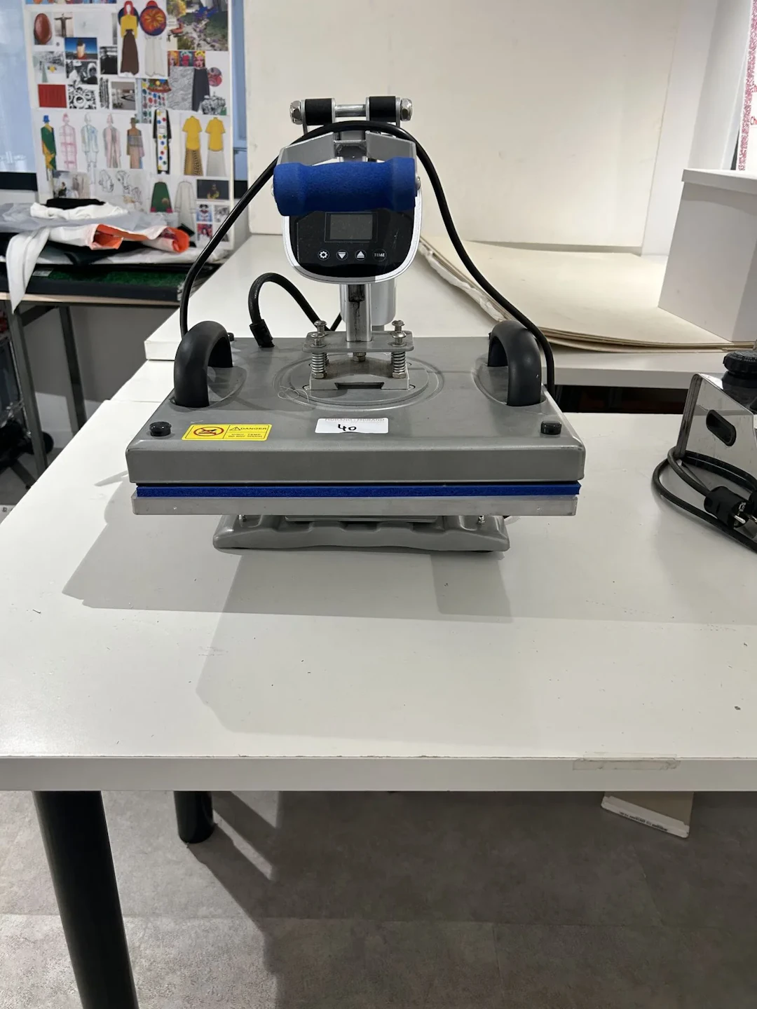 Presse à chaud modèle HP8iN1-4 **Le retrait des lots se fera - Lot 40