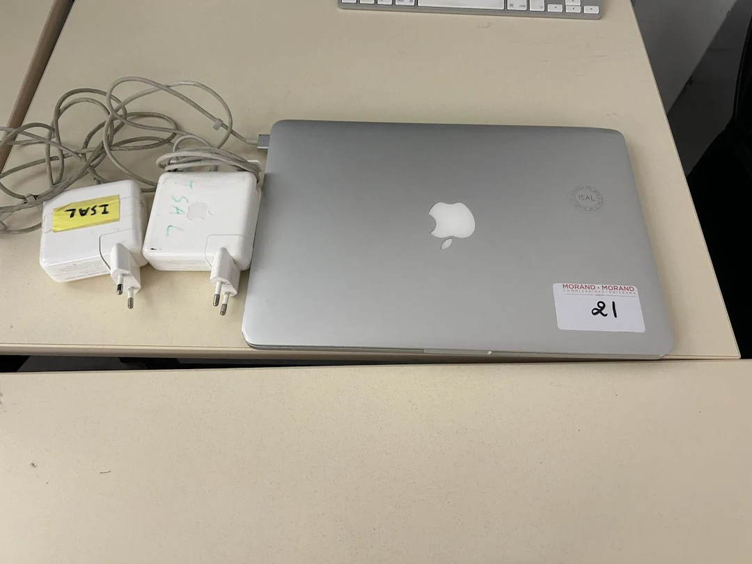 1 MacBook Pro modèle A1502, numéro de série C2QQJL9FFVH3 - Lot 21