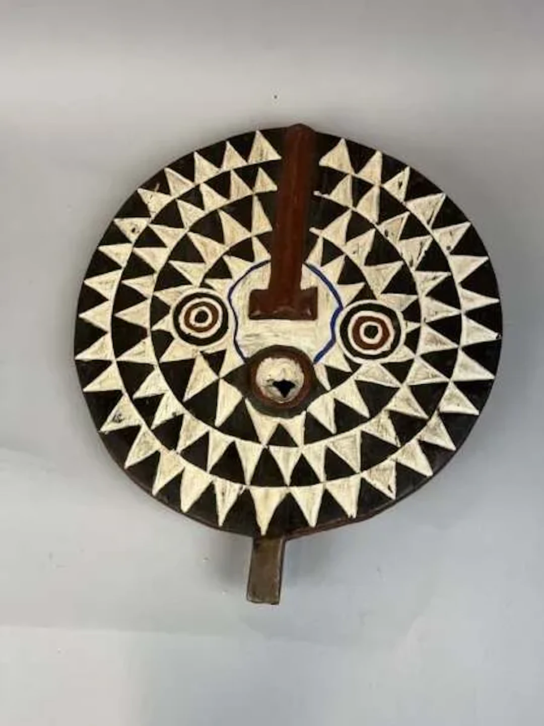 Circular carved wooden mask with polychrome decoration featu - Lot 213
