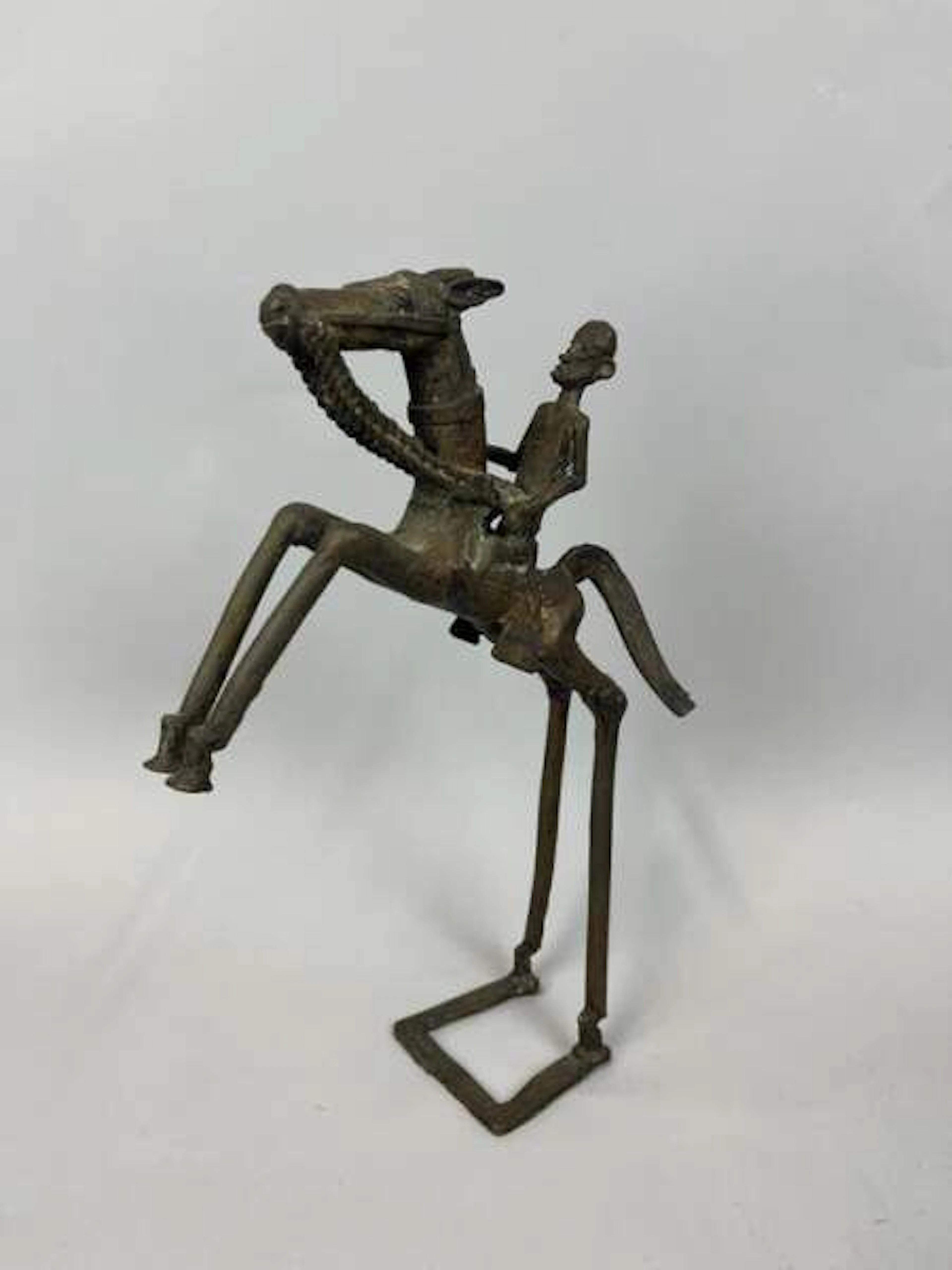 Copper alloy statuette with a dark patina, depicting a figur - Lot 231