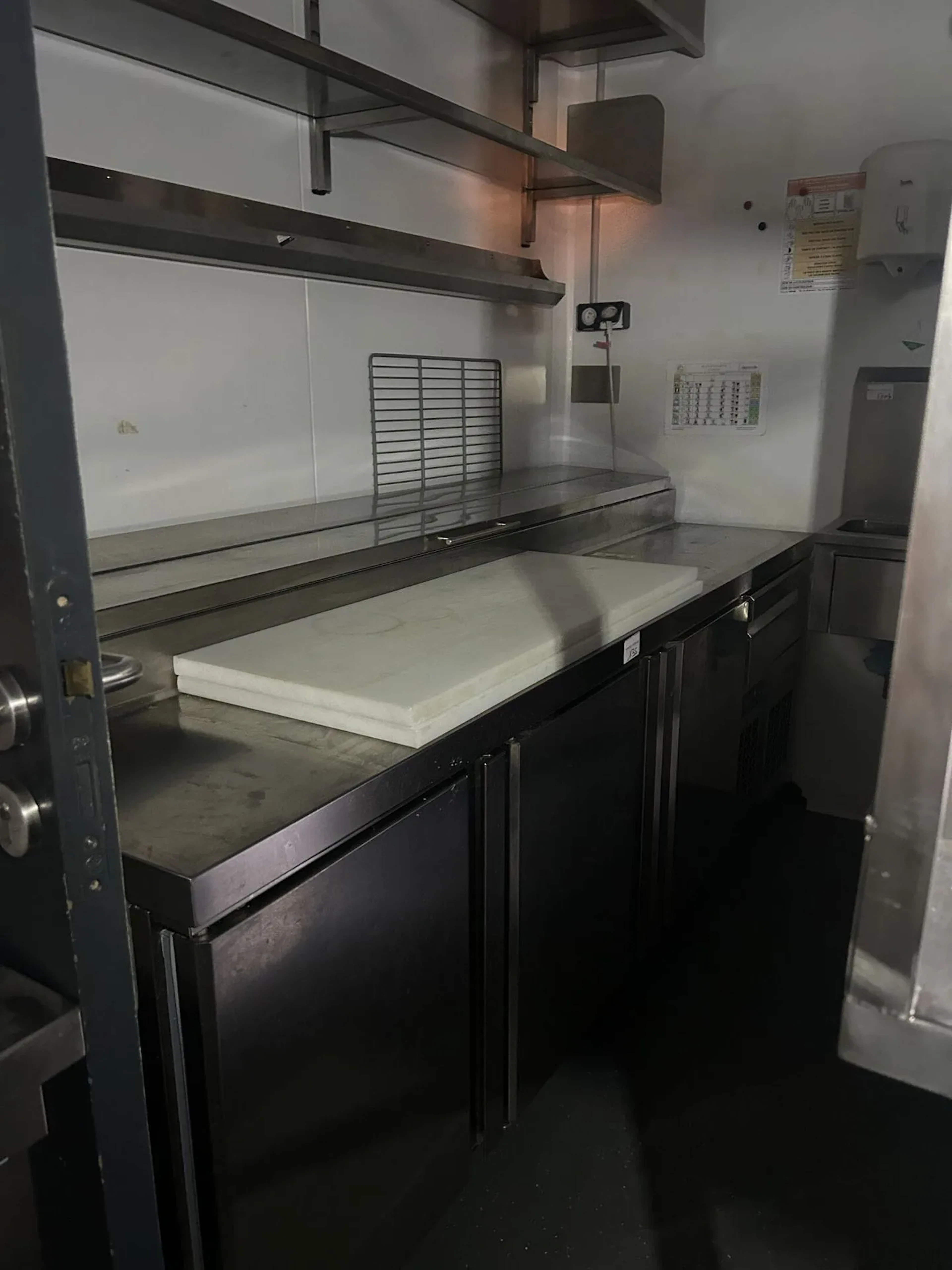 Tour réfrigéré 3 portes saladette INFRECO - Lot 135