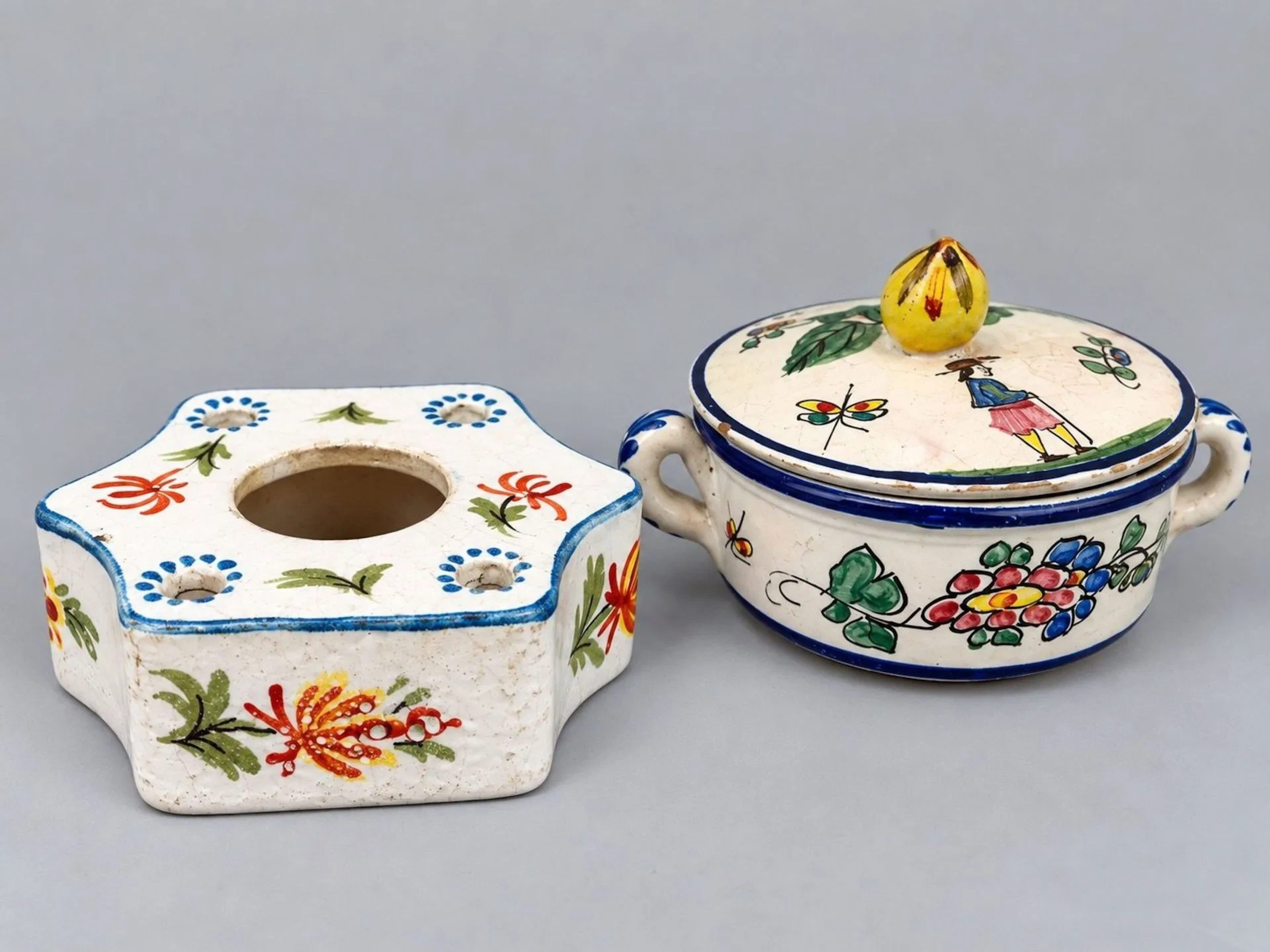 Earthenware inkwell with blue-green and red enameled floral - Lot 181