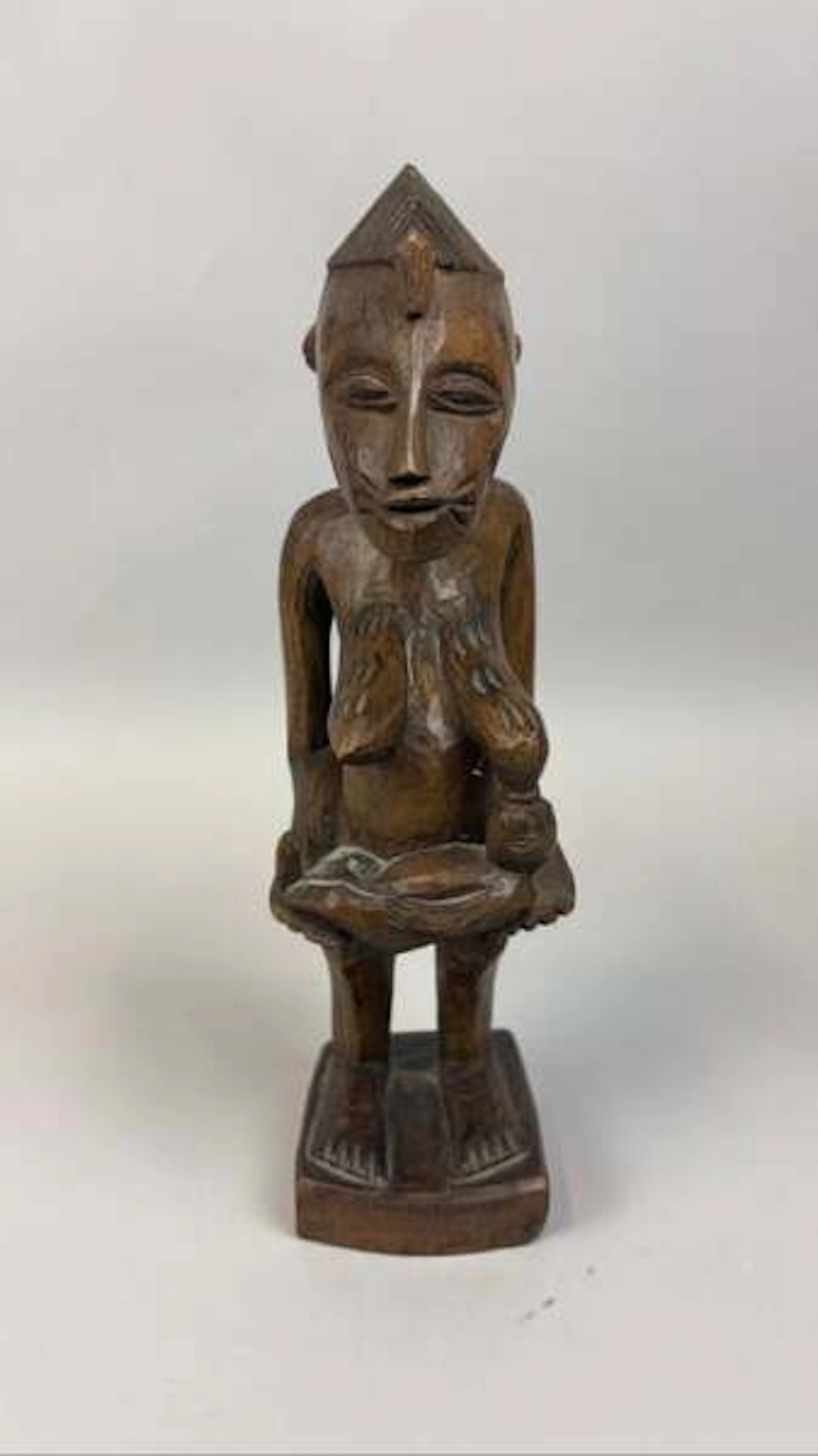 Carved wooden maternity statue with a brown patina, depictin - Lot 220