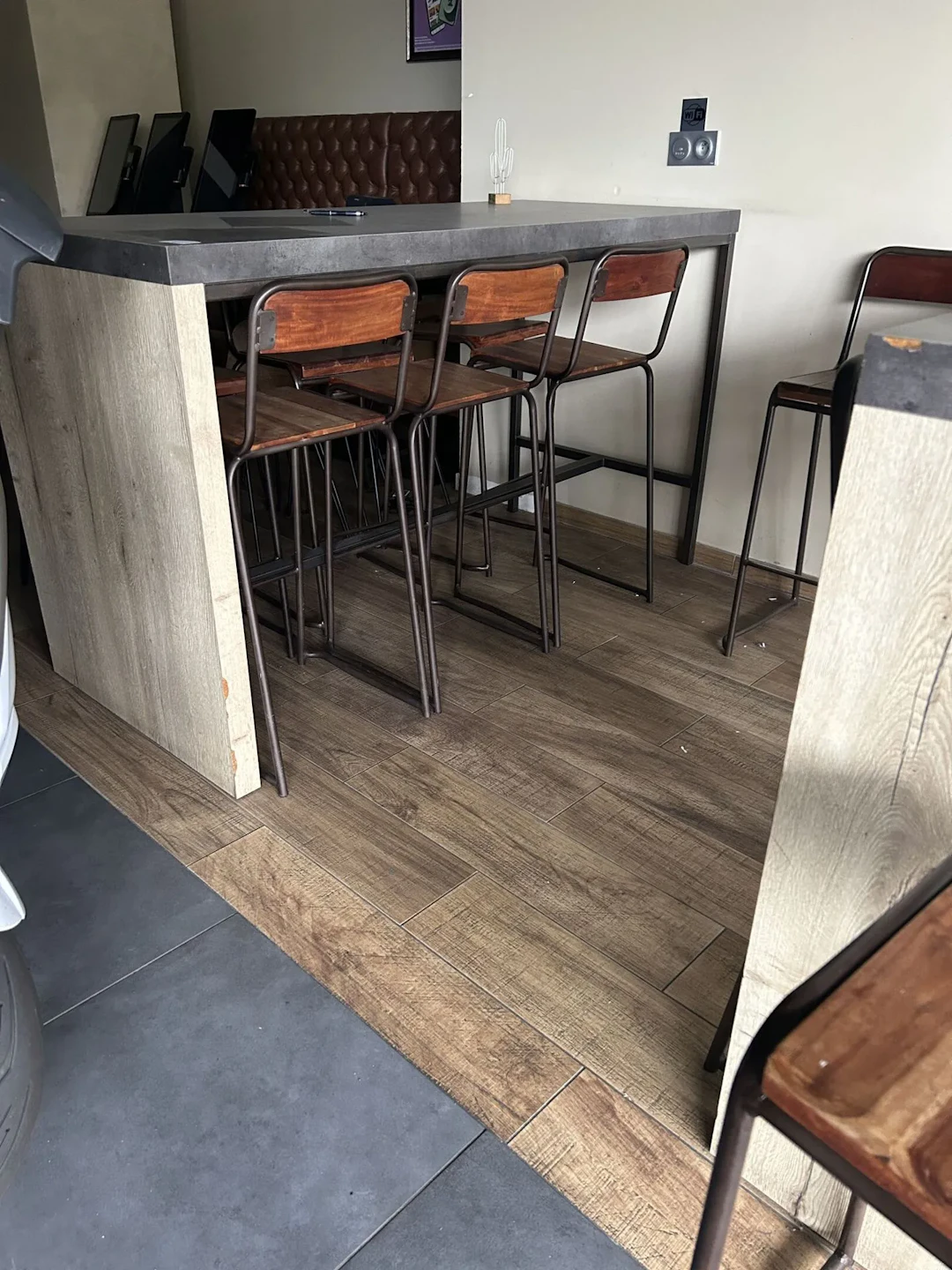 Mobilier de restauration comprenant : - Lot 160