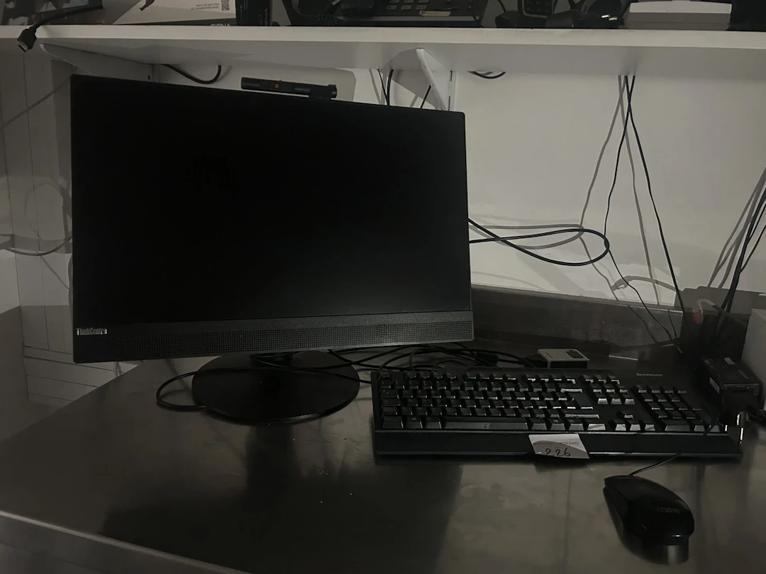 PC tout-en-un LENOVO THINKCENTRE - Modèle M820z - N° de séri - Lot 226