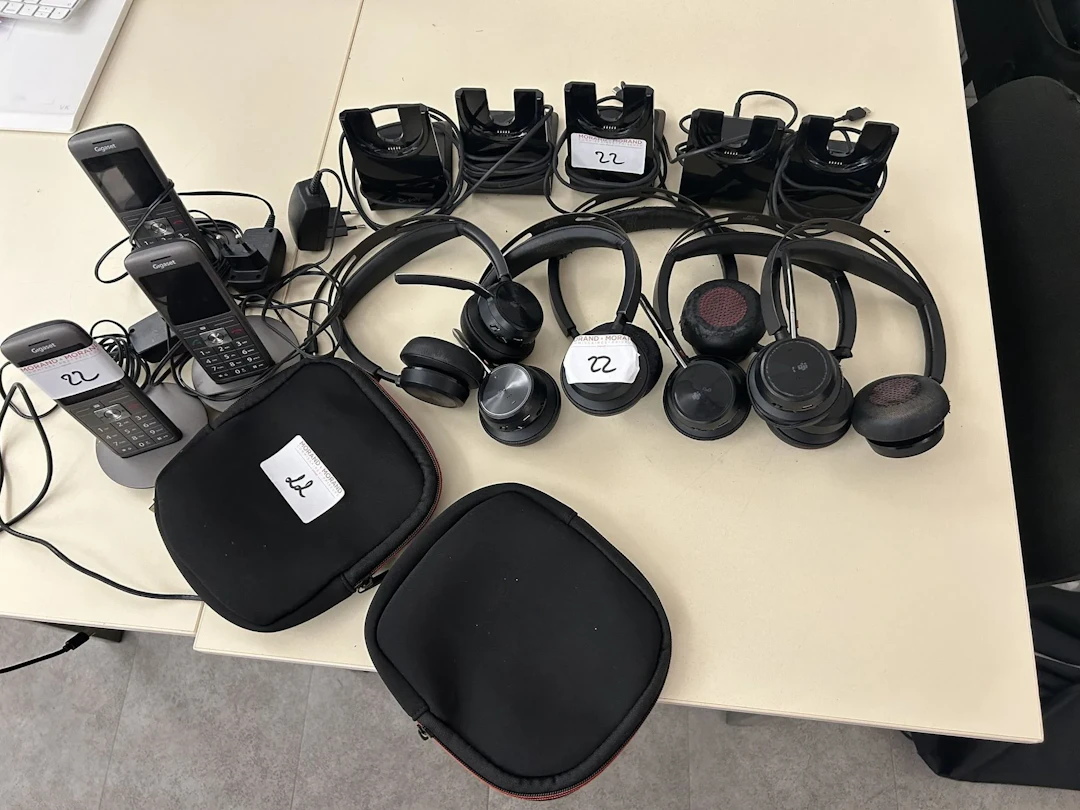 Lot de 5 casques sans fil, avec 5 supports POLY, et 2 housse - Lot 22