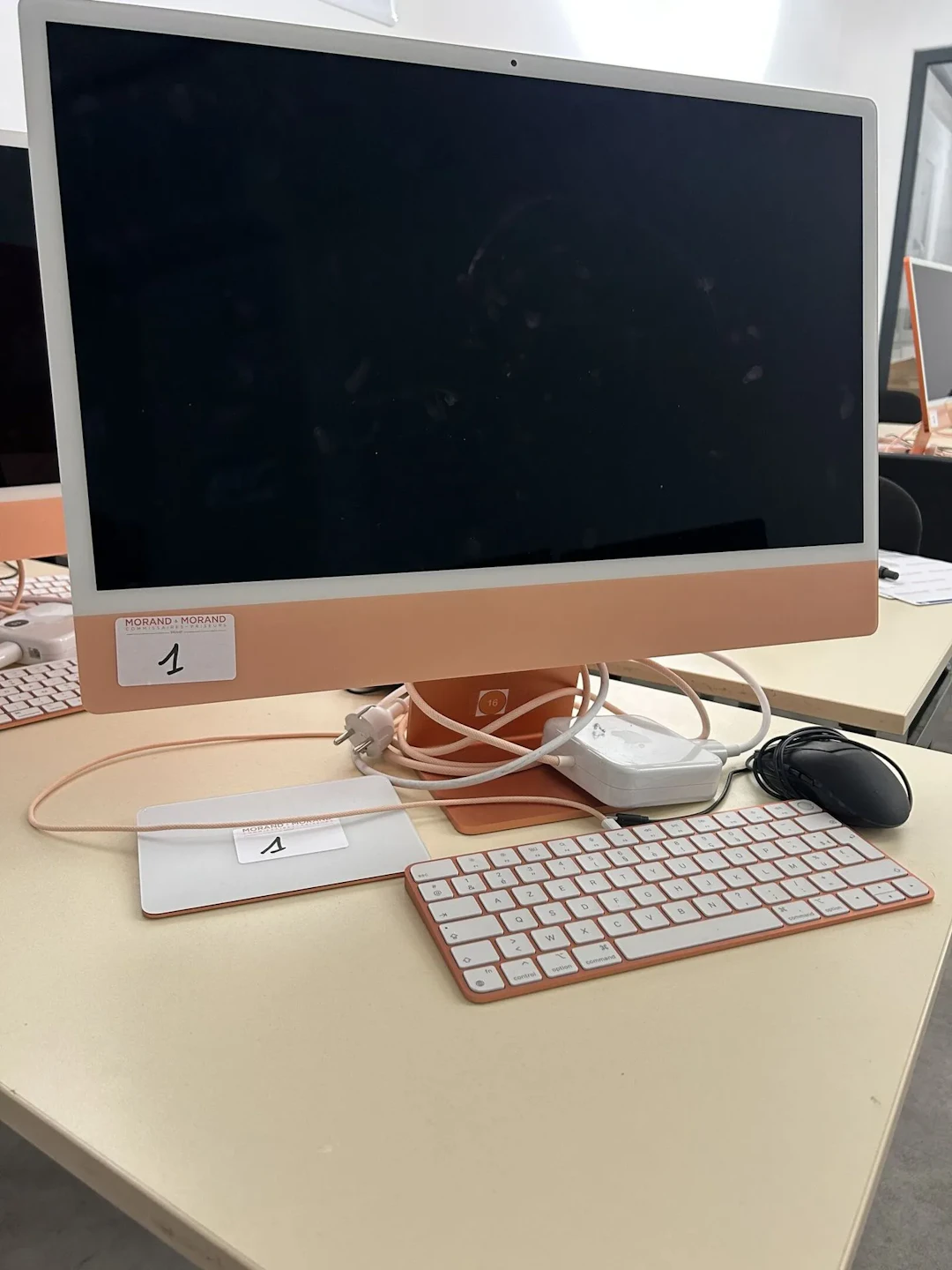 1 iMac modèle A2873, numéro de série PH0H97R46M - Lot 1