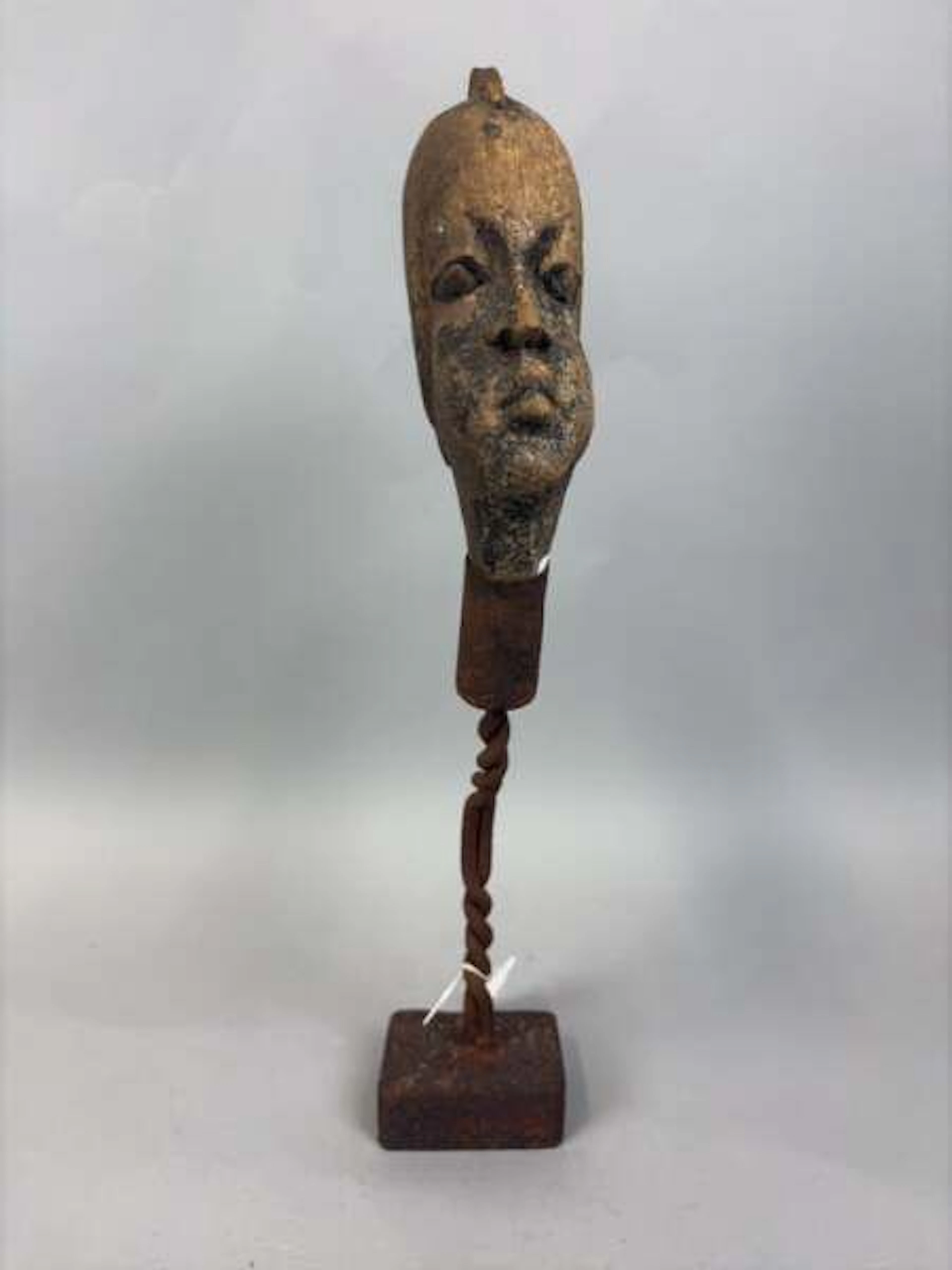 Senufo-style portrait head, African iron mount (candlestick) - Lot 228