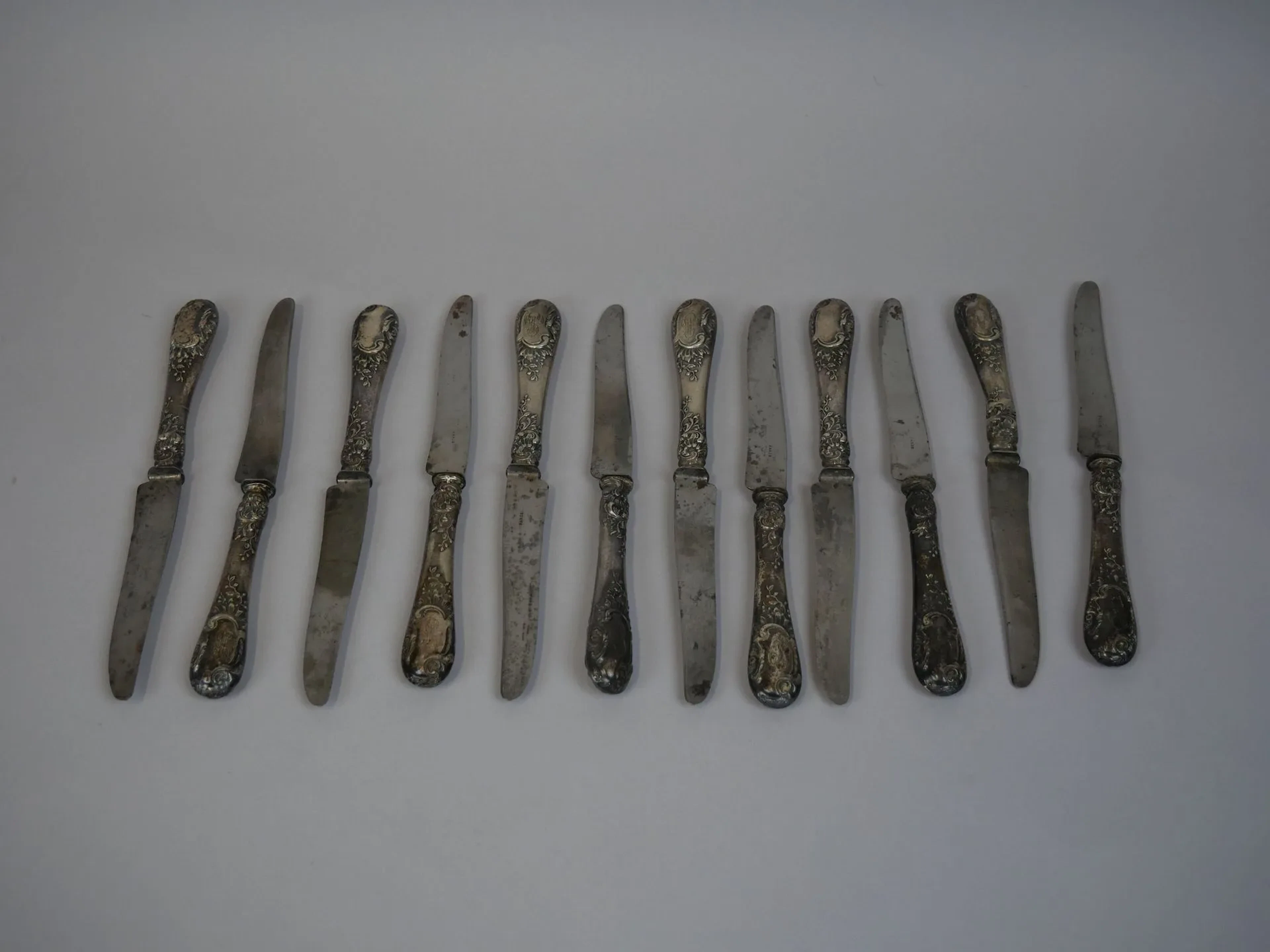 Set of 12 dessert knives in 950-thousandths silver-plated (M - Lot 121