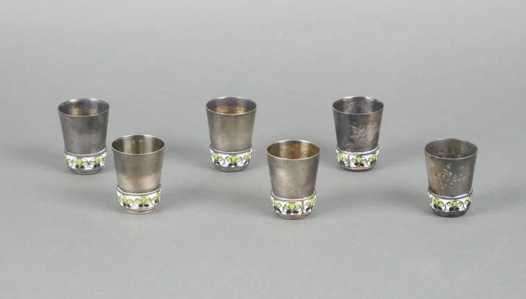 Set of 6 silver plated liqueur glasses with enameled decorat - Lot 147