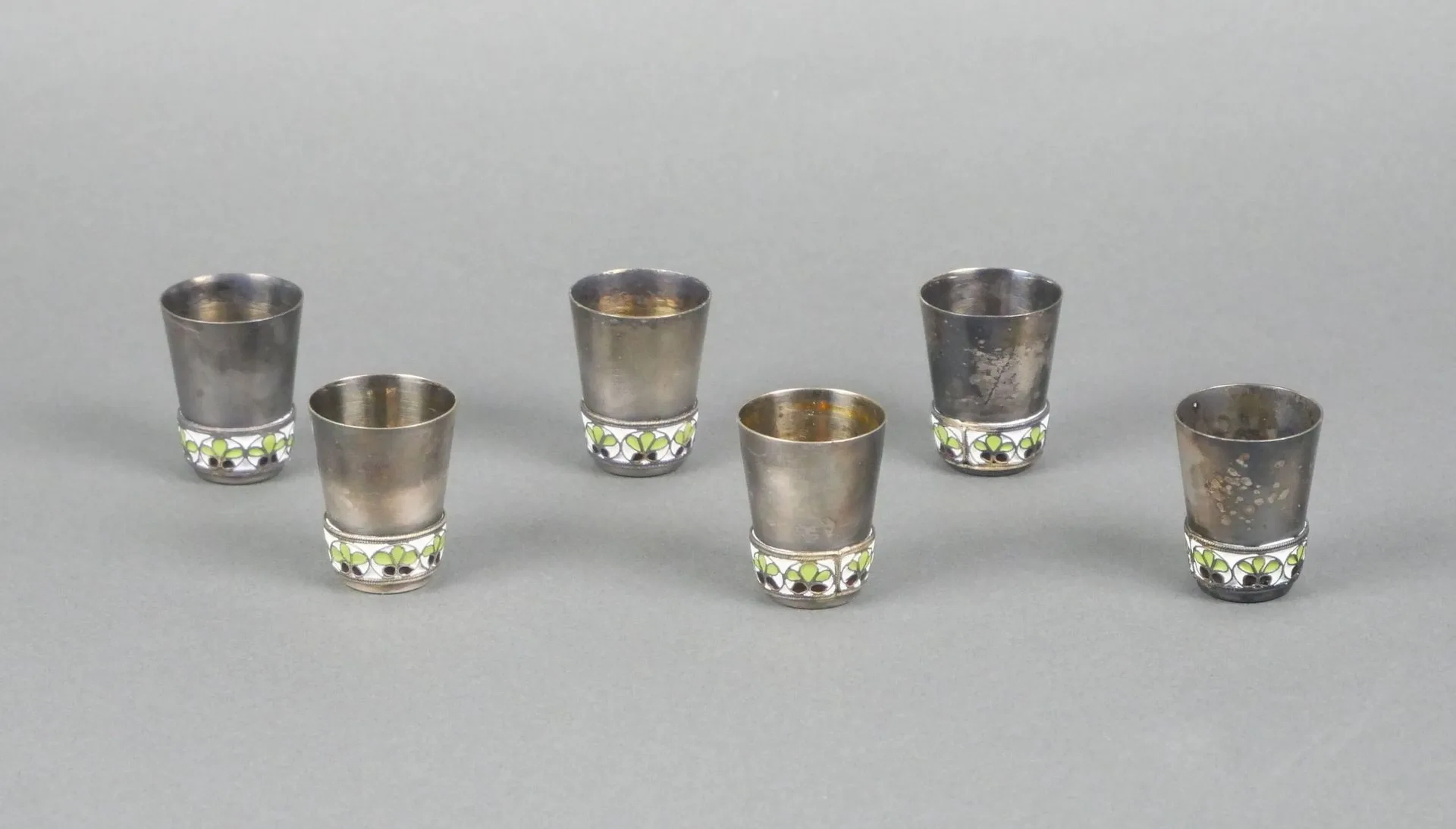 Set of 6 silver plated liqueur glasses with enameled decorat - Lot 147