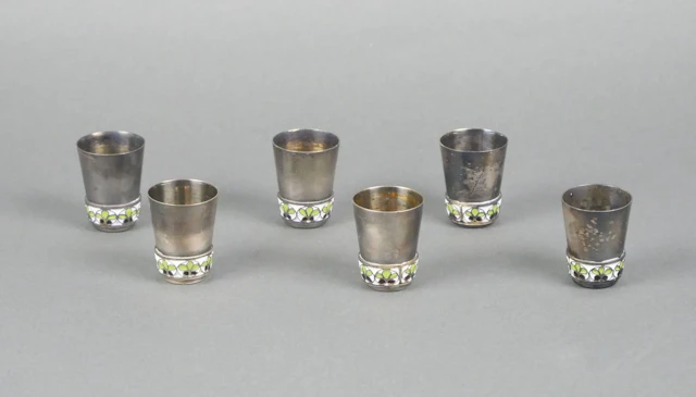 Set of 6 silver plated liqueur glasses with enameled decorat - Lot 147