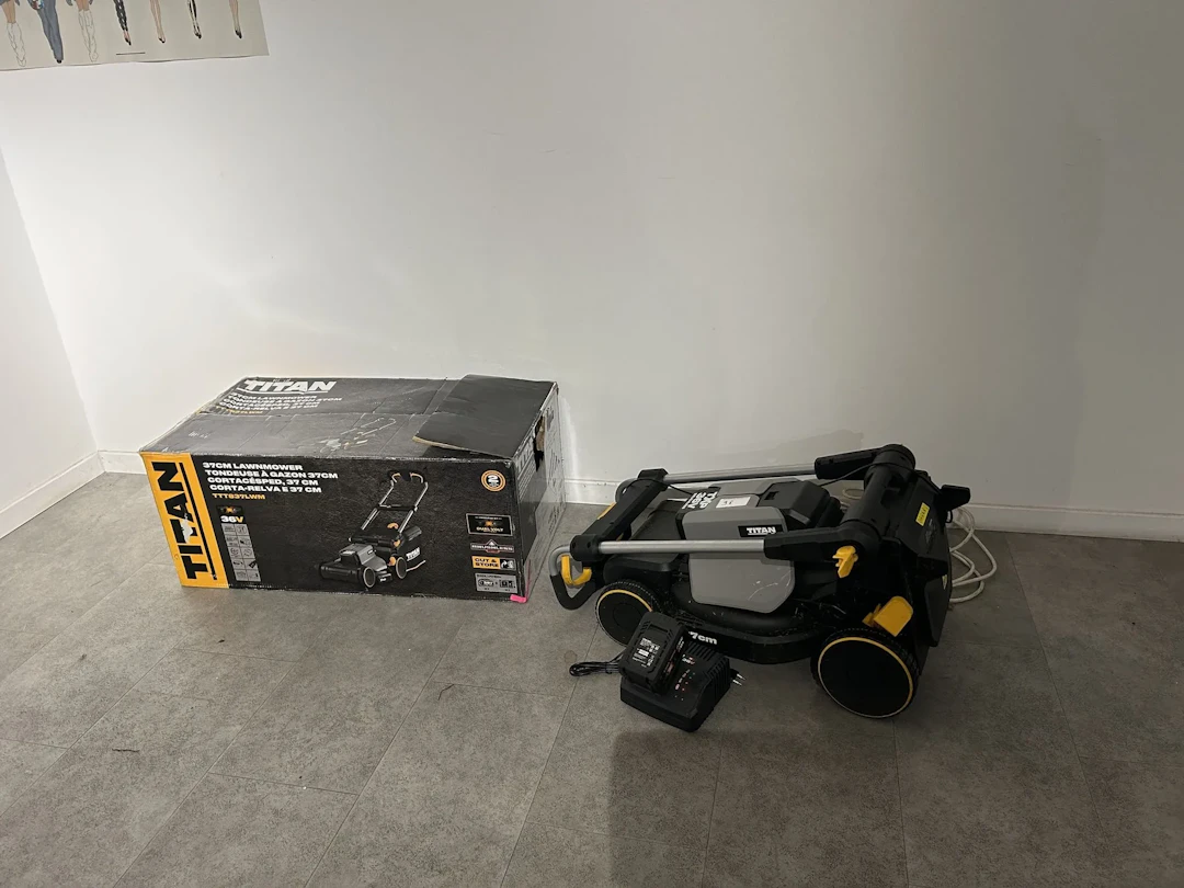 1 tondeuse TITAN avec chargeur - Lot 98