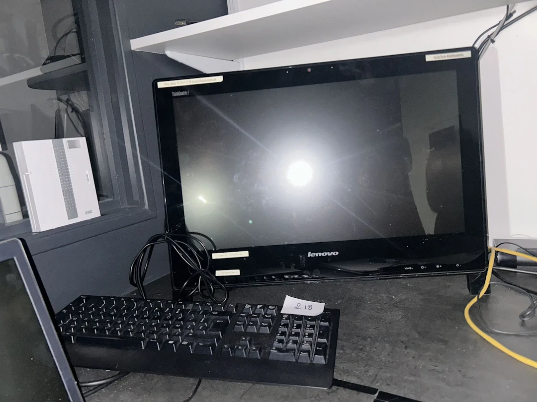 Réunion d'un PC tout-en-un LENOVO ThinkCentre EDGE - Type 7 - Lot 218