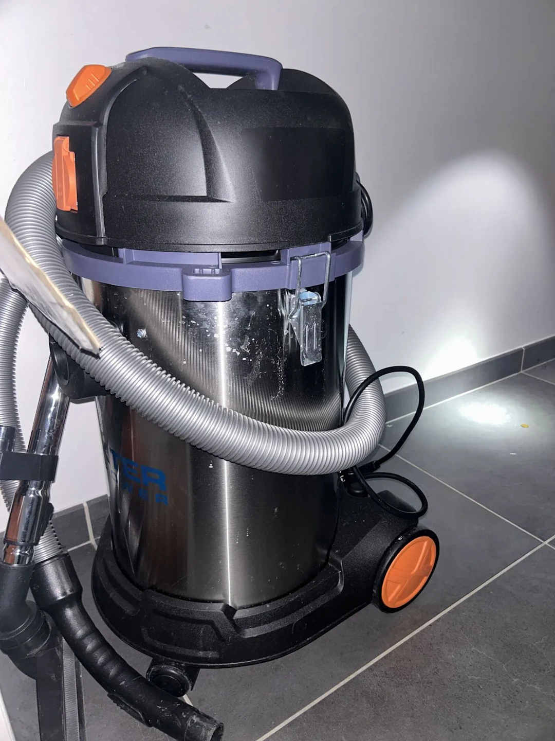 1 aspirateur DEXTER Power 1200 W avec accessoires - Lot 217