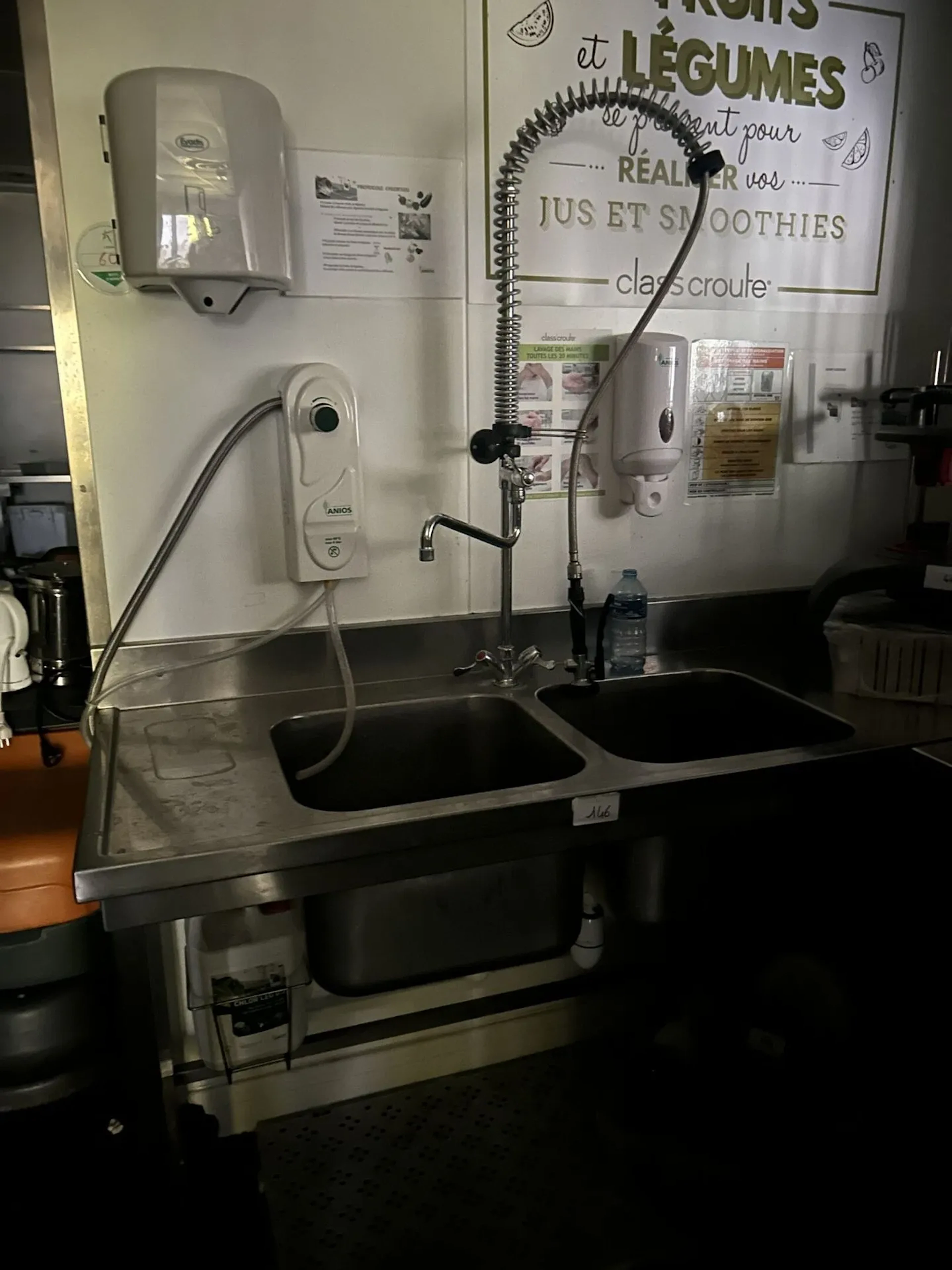 1 plonge inox 2 bacs - robinet mélangeur et douchette et ret - Lot 146