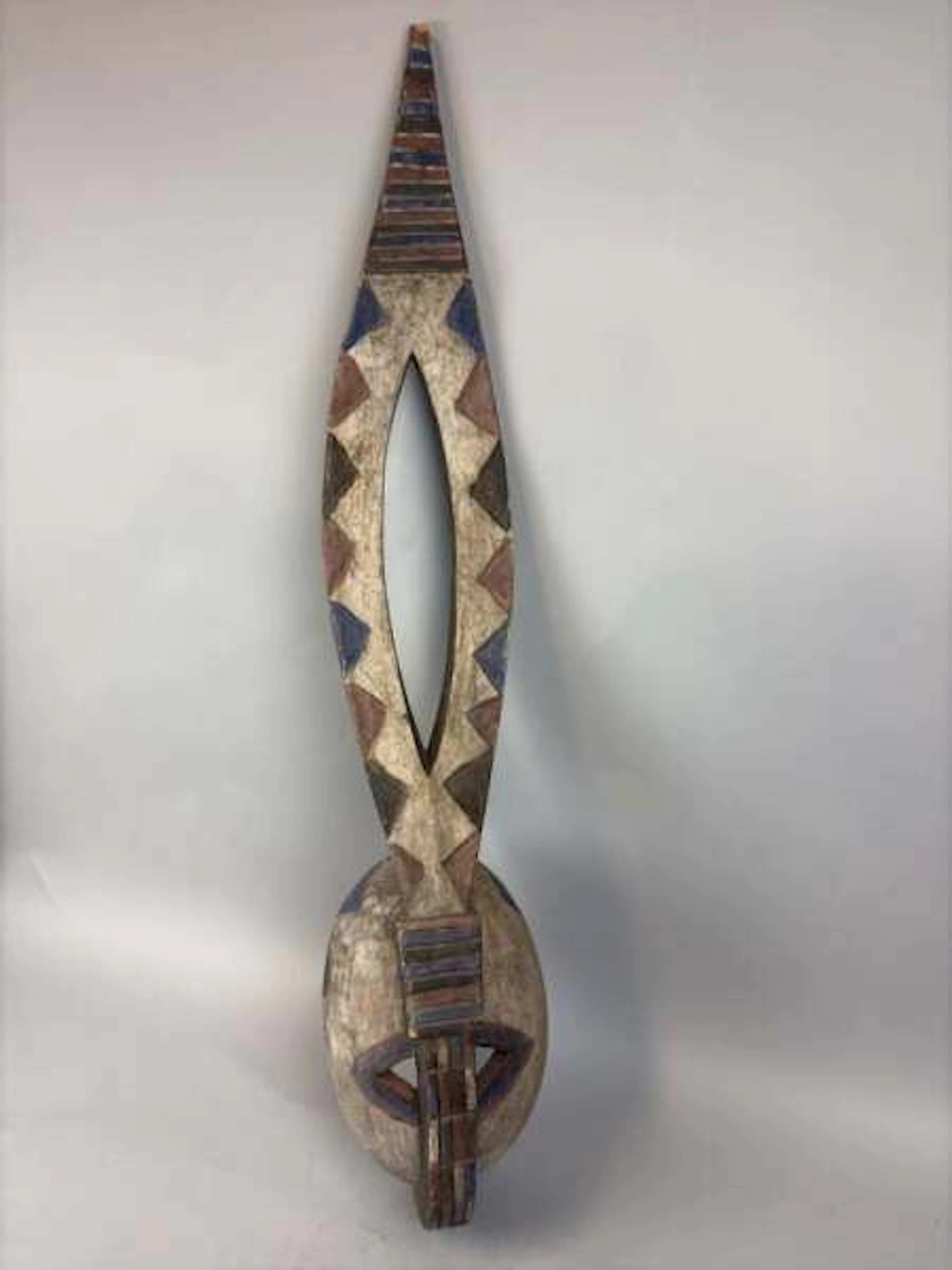 Mask with an openwork superstructure made of carved wood and - Lot 209