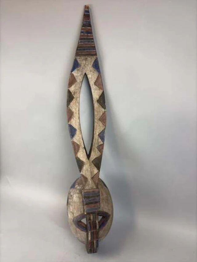 Mask with an openwork superstructure made of carved wood and - Lot 209