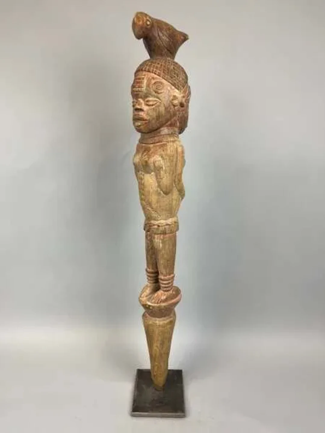 Janus ceremonial pole coated with red ochre pigment and kaol - Lot 208