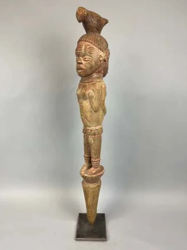 Janus ceremonial post coated with red ochre pigment and kaol - Lot 208
