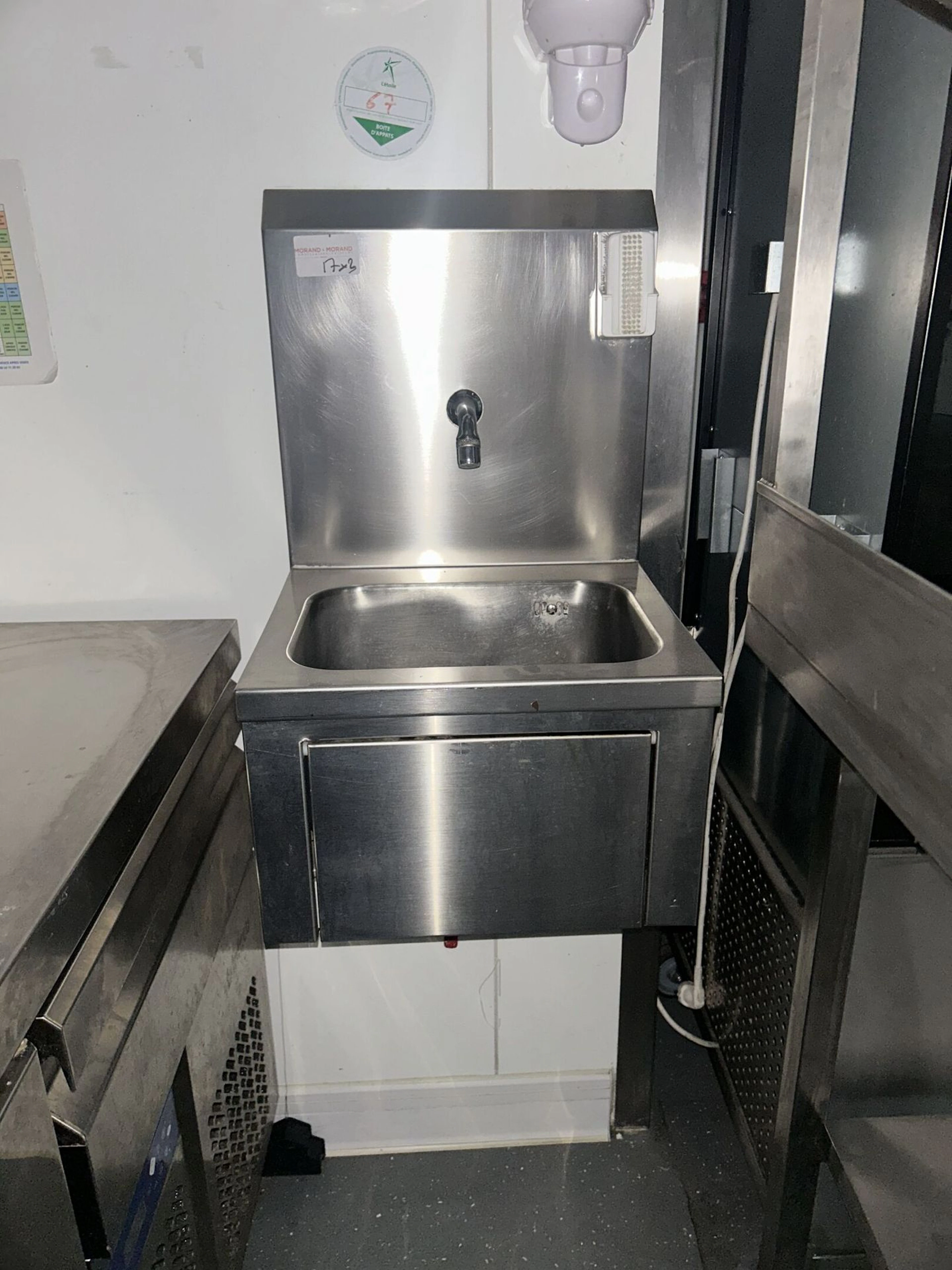 2 lave -mains inox - commande genou - Lot 147