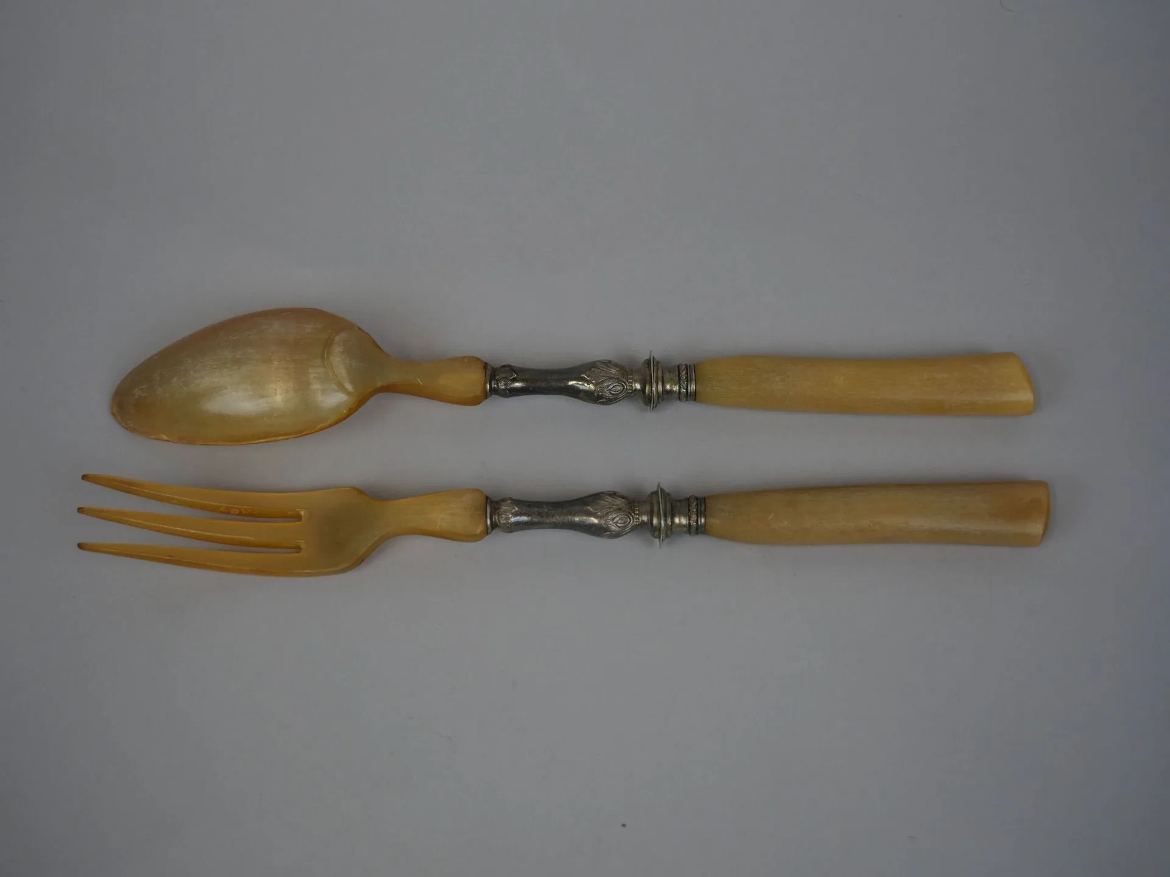 A silver serving set with an 800-thousandth fineness (boar's - Lot 116