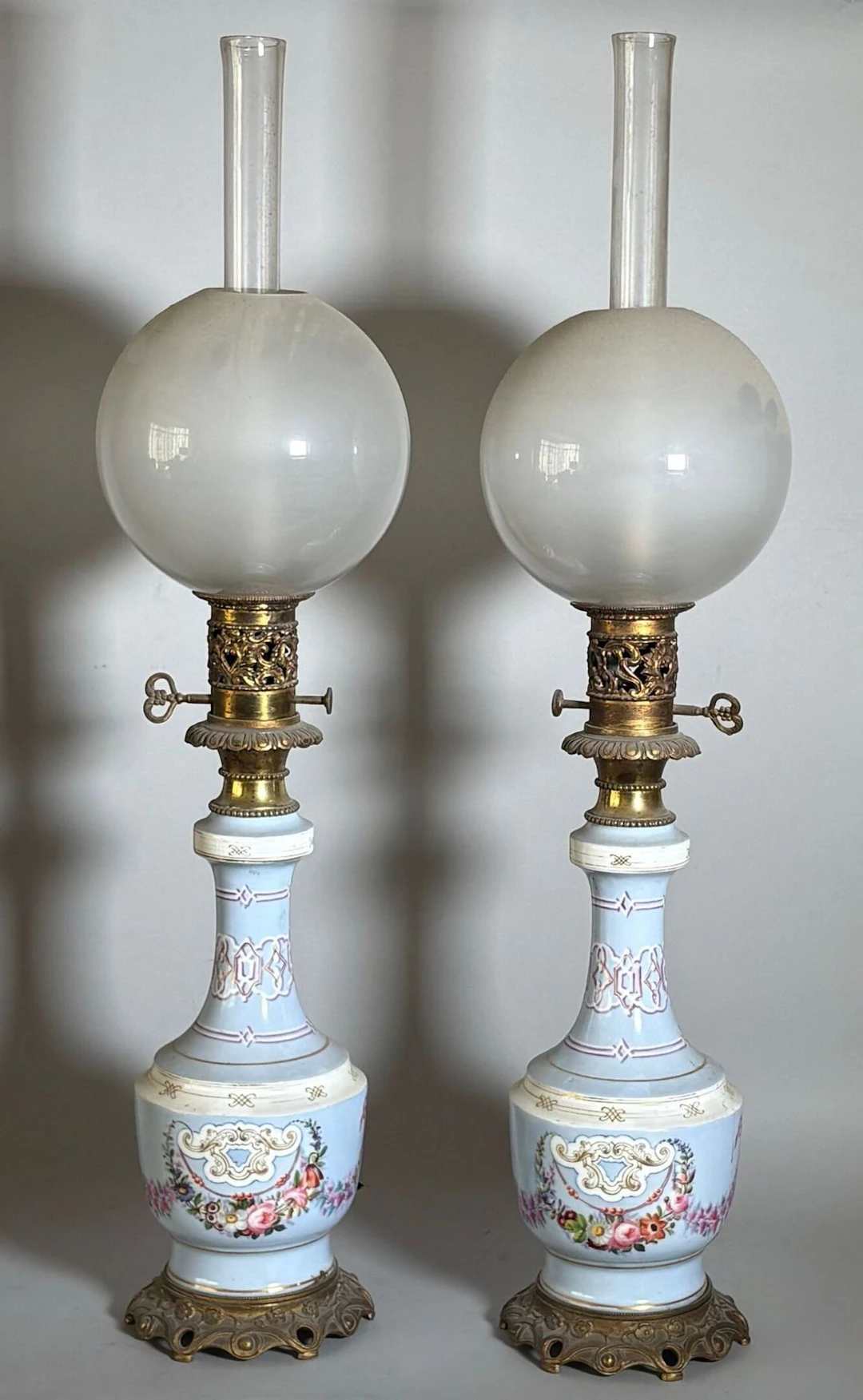 Pair of brass and porcelain kerosene lamps with enameled dec - Lot 244